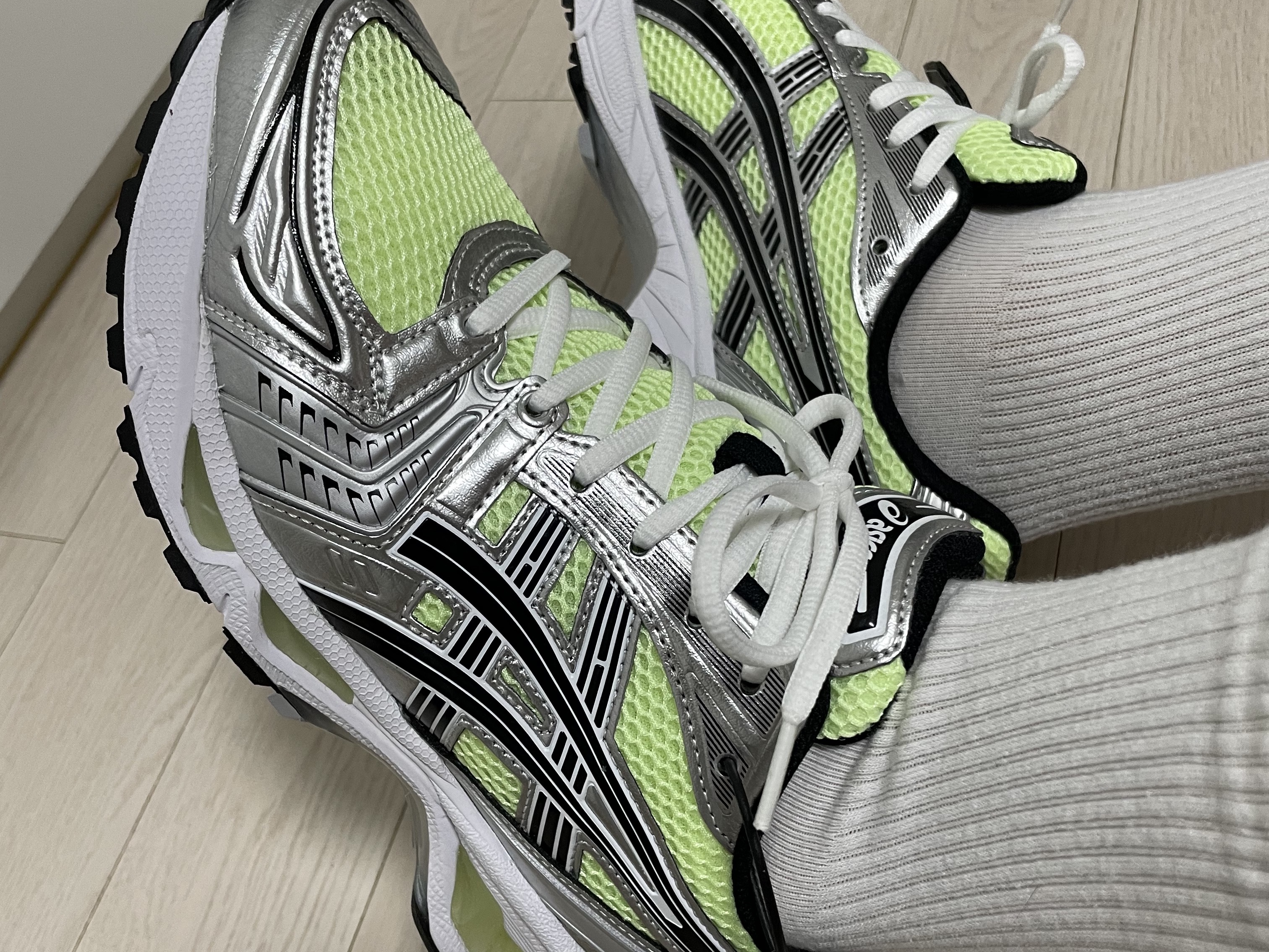 Asics Gel-Kayano 14 Illuminate Yellow Black 착용 스타일 - 2