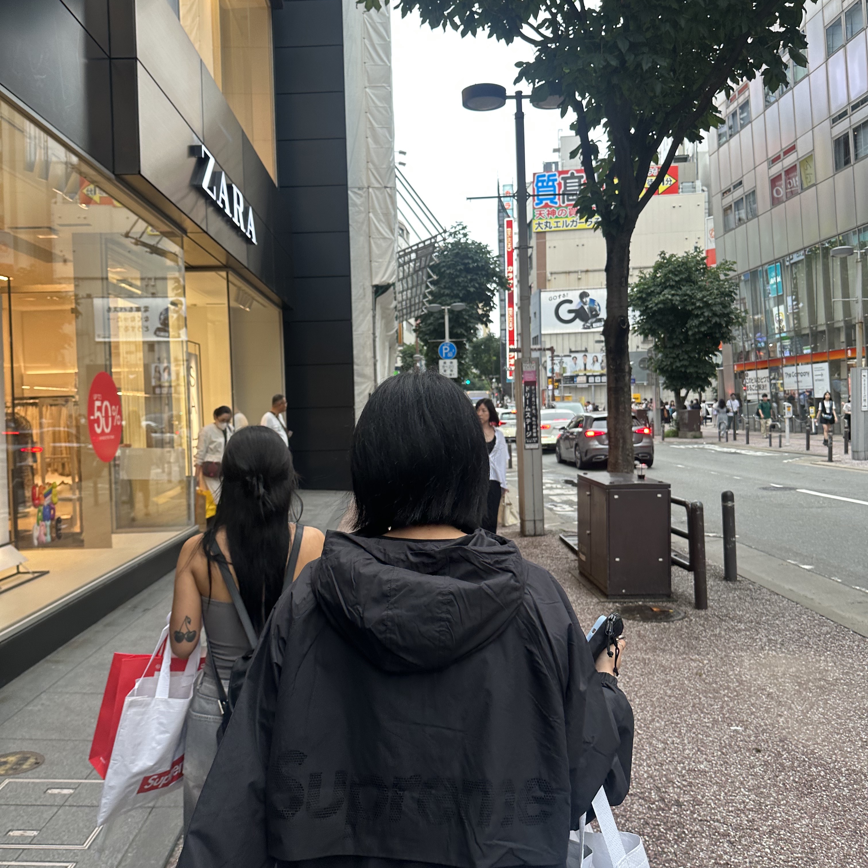 Supreme Lightweight Nylon Hooded Jacket Black - 23SS, Adidas Yeezy Foam RNNR Sand 착용 스타일 - 1