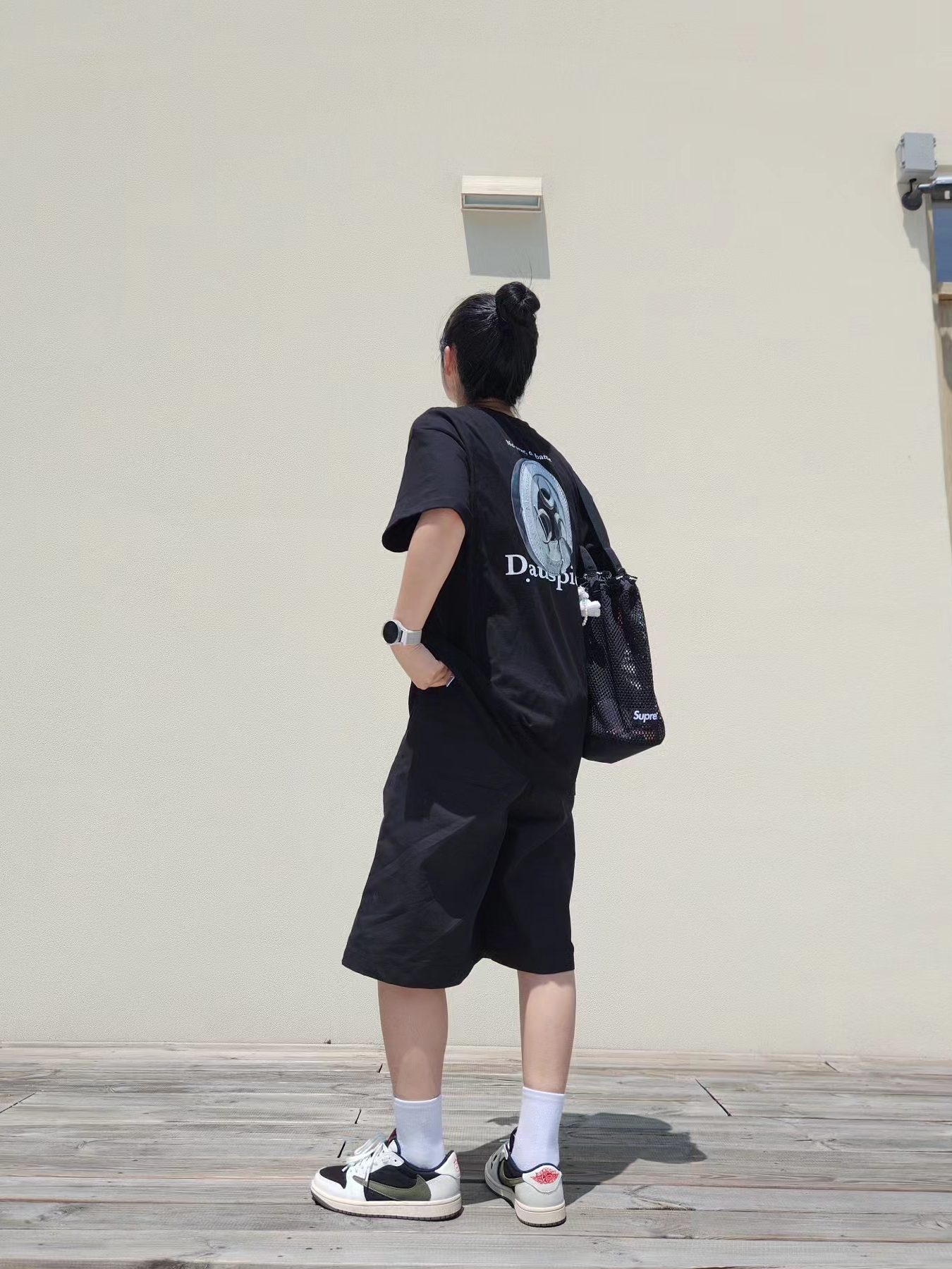 (W) Jordan 1 x Travis Scott Retro Low OG SP Medium Olive, Supreme Mesh Small Backpack Black - 23SS 착용 스타일 - 2
