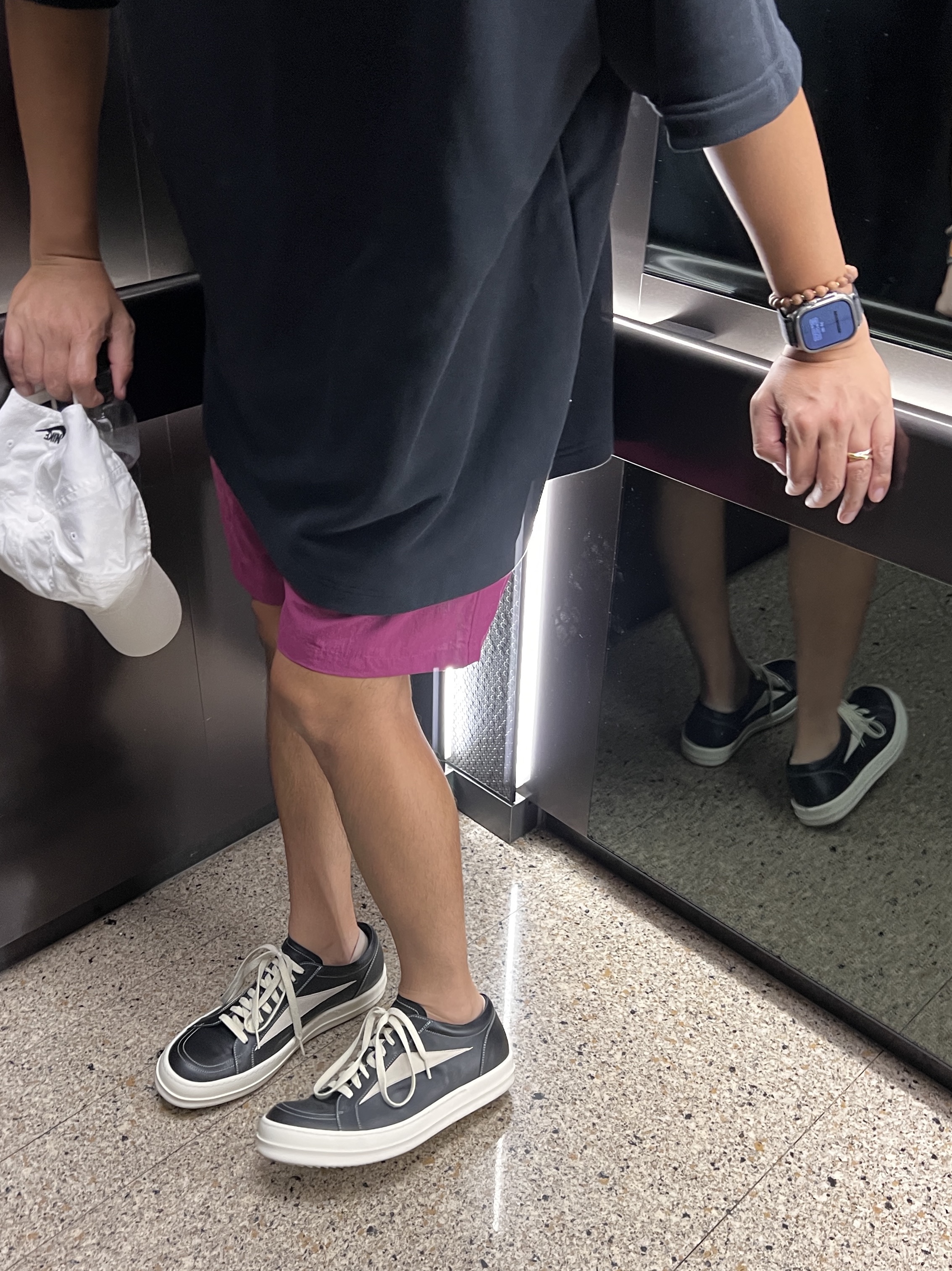 Rick Owens Luxor Vintage Sneakers Black Milk, Apple Watch Ultra 49mm Titanium Case with Ocean Band Midnight (Korean Ver.) 착용 스타일 - 2