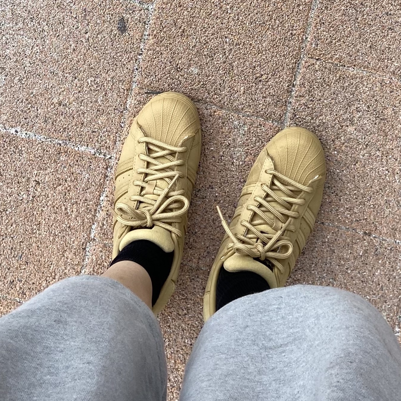 Adidas Superstar Golden Beige 착용 스타일