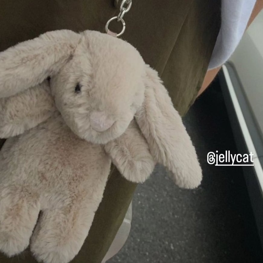 Jellycat Bashful Bunny Bag Charm Beige 착용 스타일