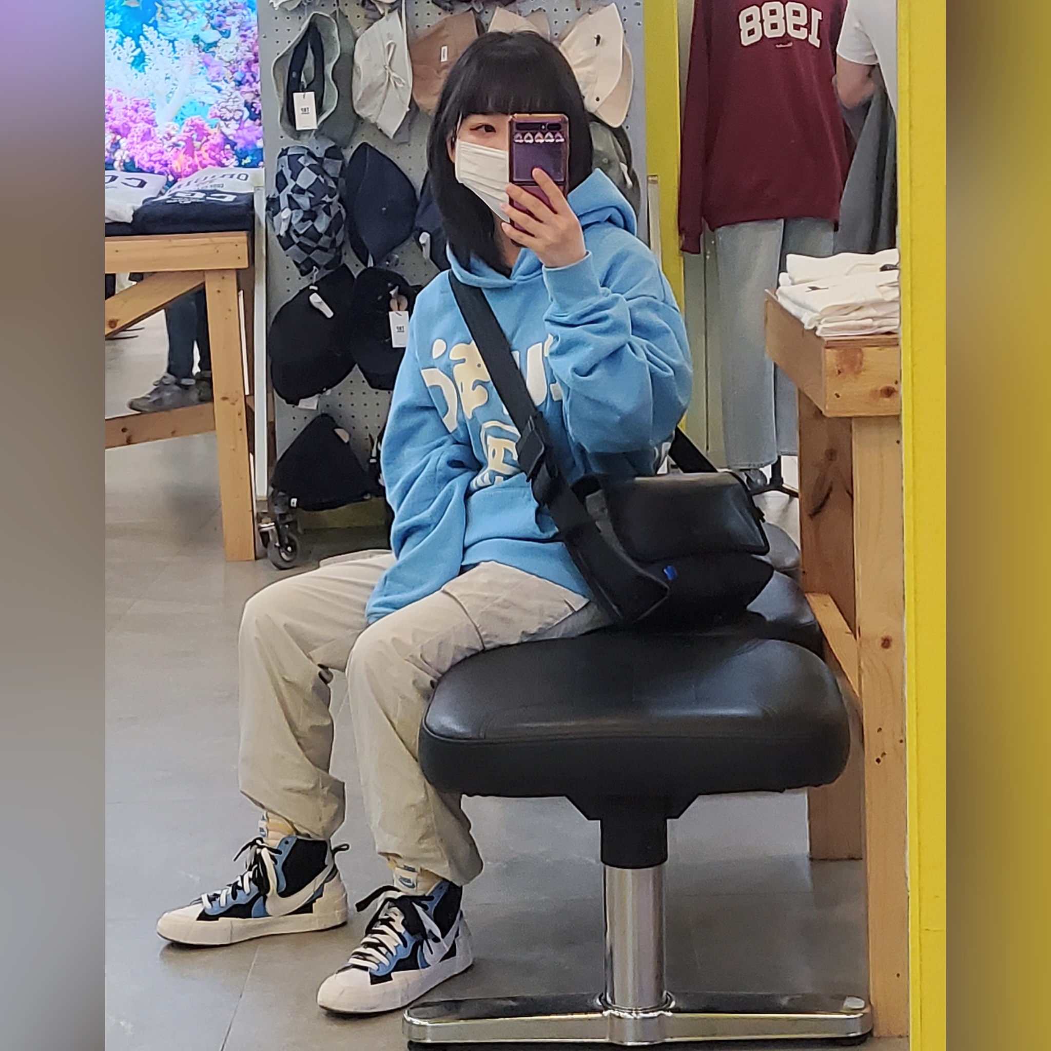 Nike x Sacai Blazer Mid White Black Legend Blue, Stussy x Cactus Plant Flea Market 8 Ball Pigment Dyed Hoodie Blue 착용 스타일
