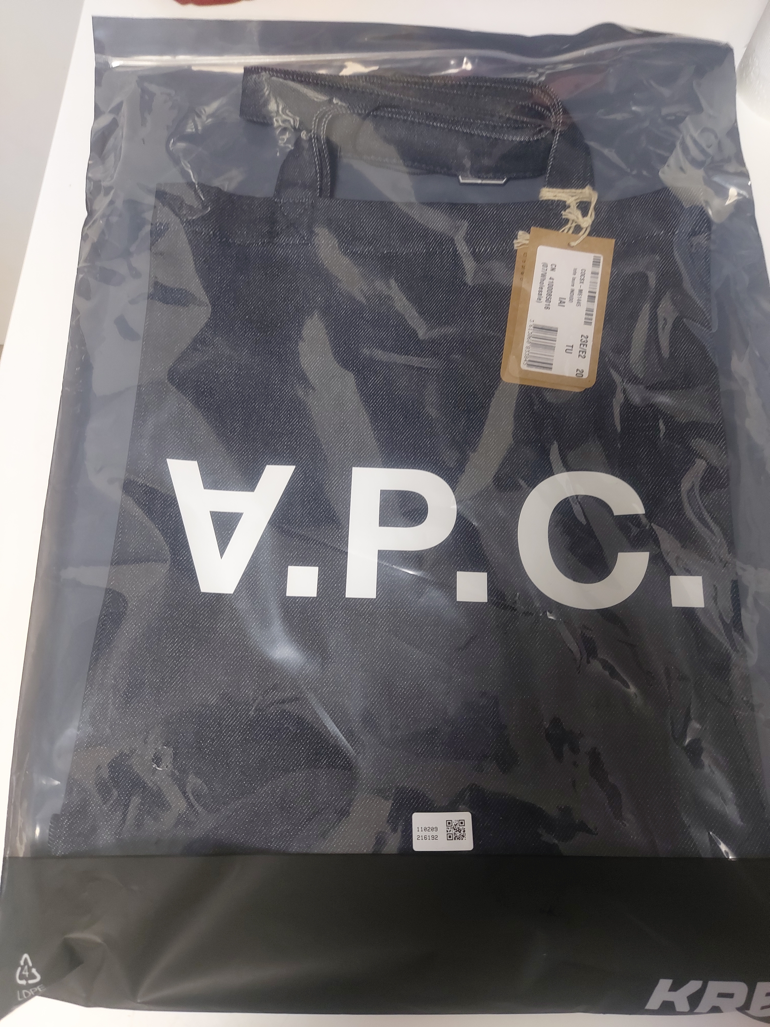 A.P.C. Laure Tote Bag Blue 착용 스타일 - 3