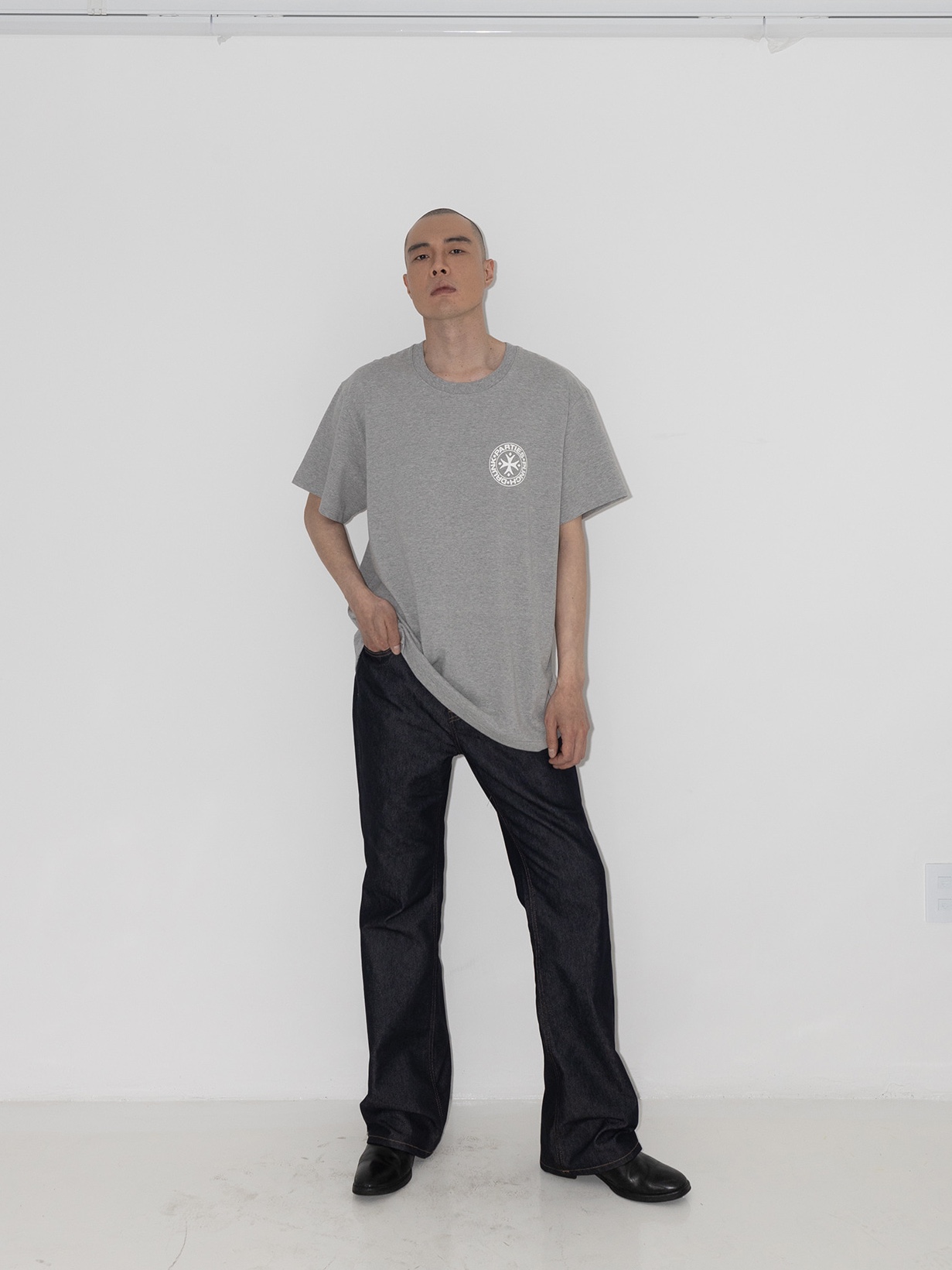 Punch Drunk Parties Circle Logo Narrow Tee Gray 착용 스타일 - 3