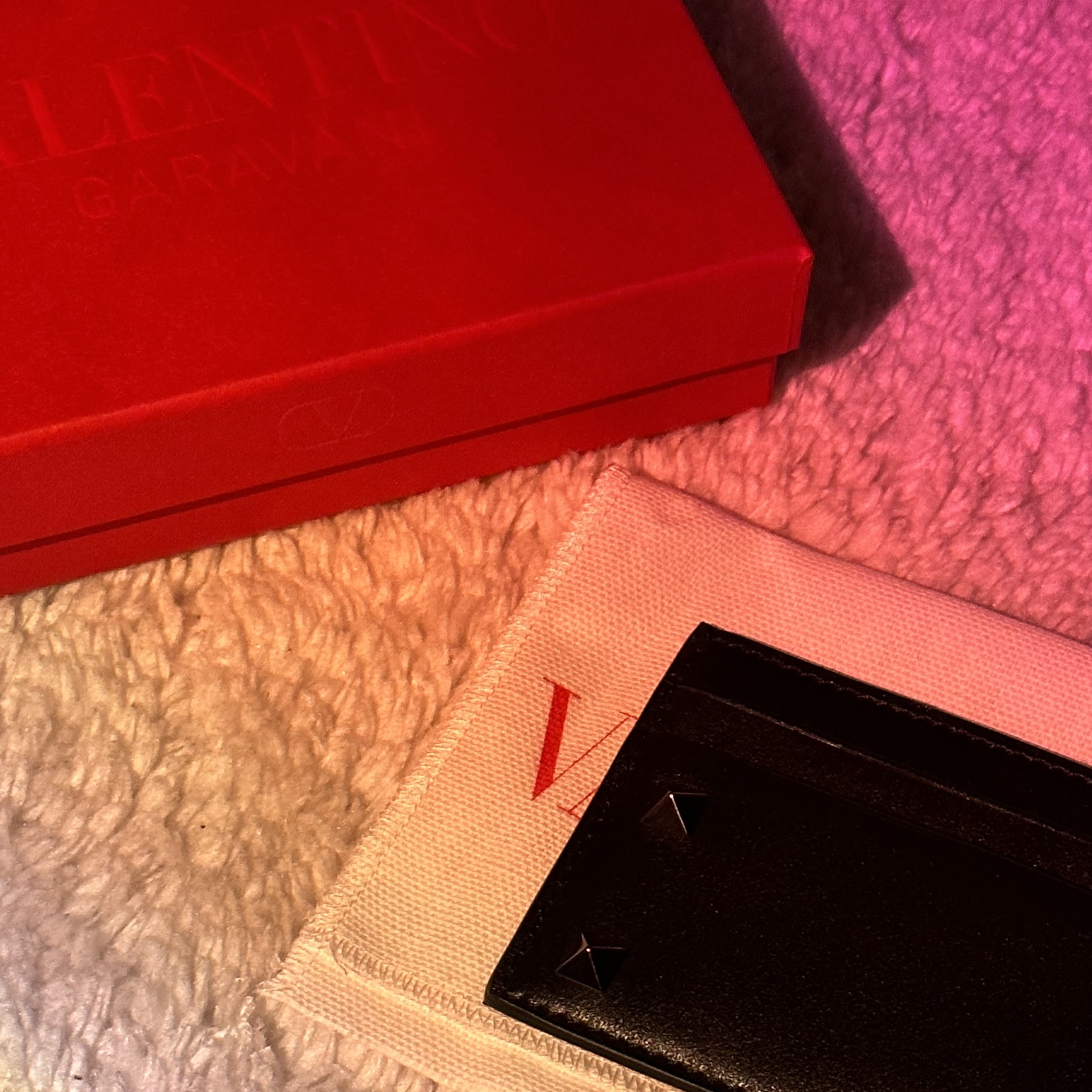 Valentino Rockstud Card Holder Black 착용 스타일