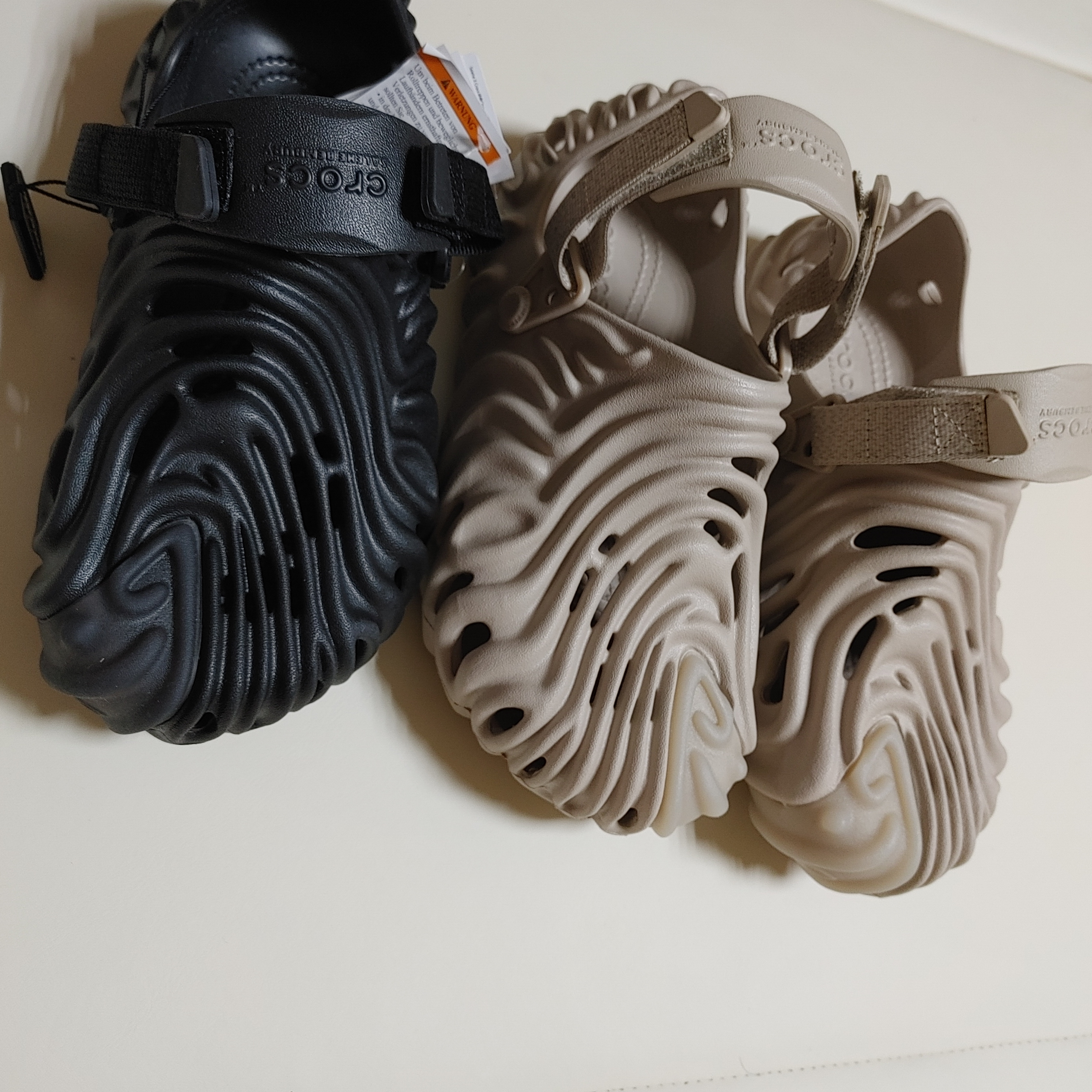 Crocs x Salehe Bembury Pollex Clog Sasquatch, Crocs x Salehe Bembury Pollex Clog Horchata 착용 스타일 - 1