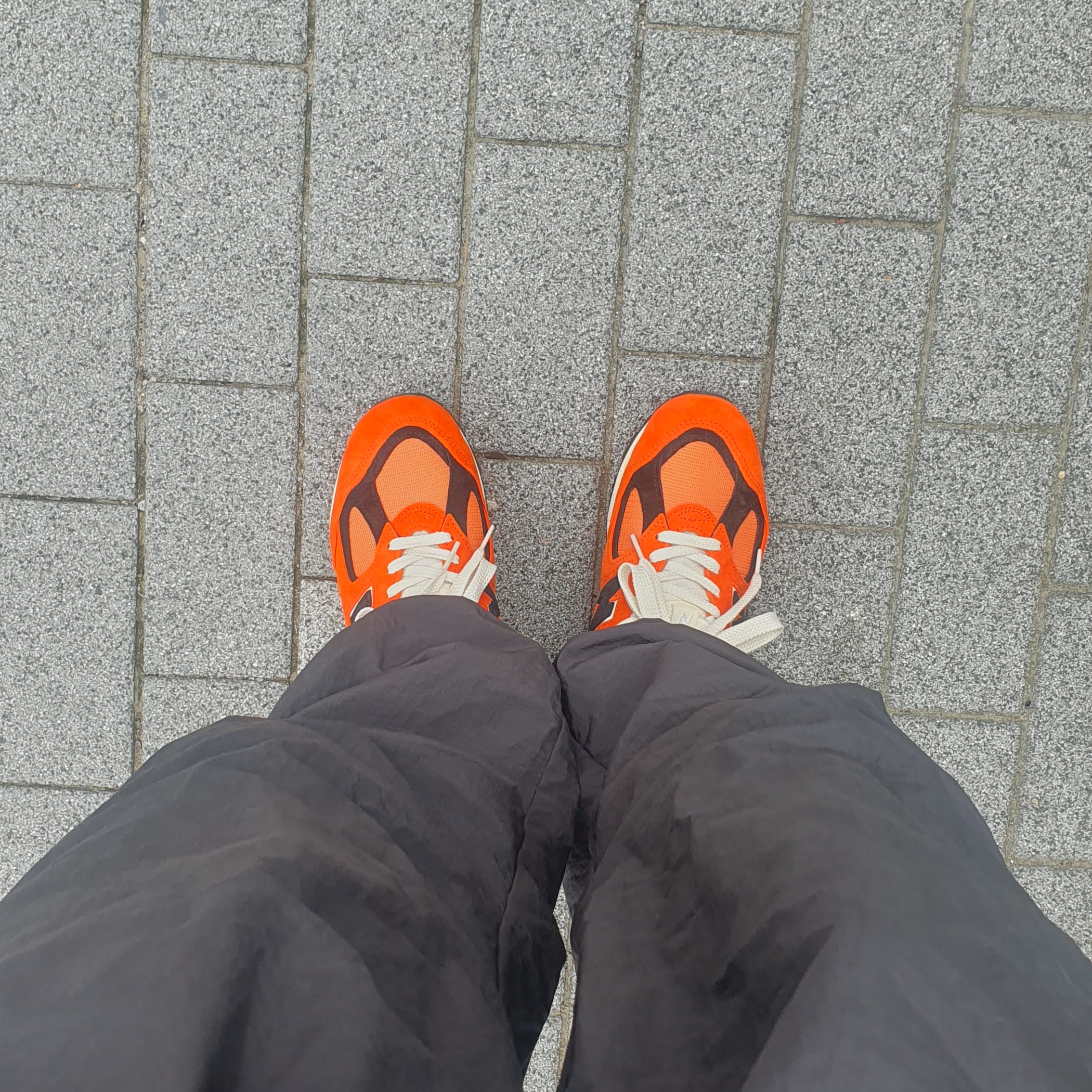 New Balance 990v2 Made in USA Marigold Black 착용 스타일