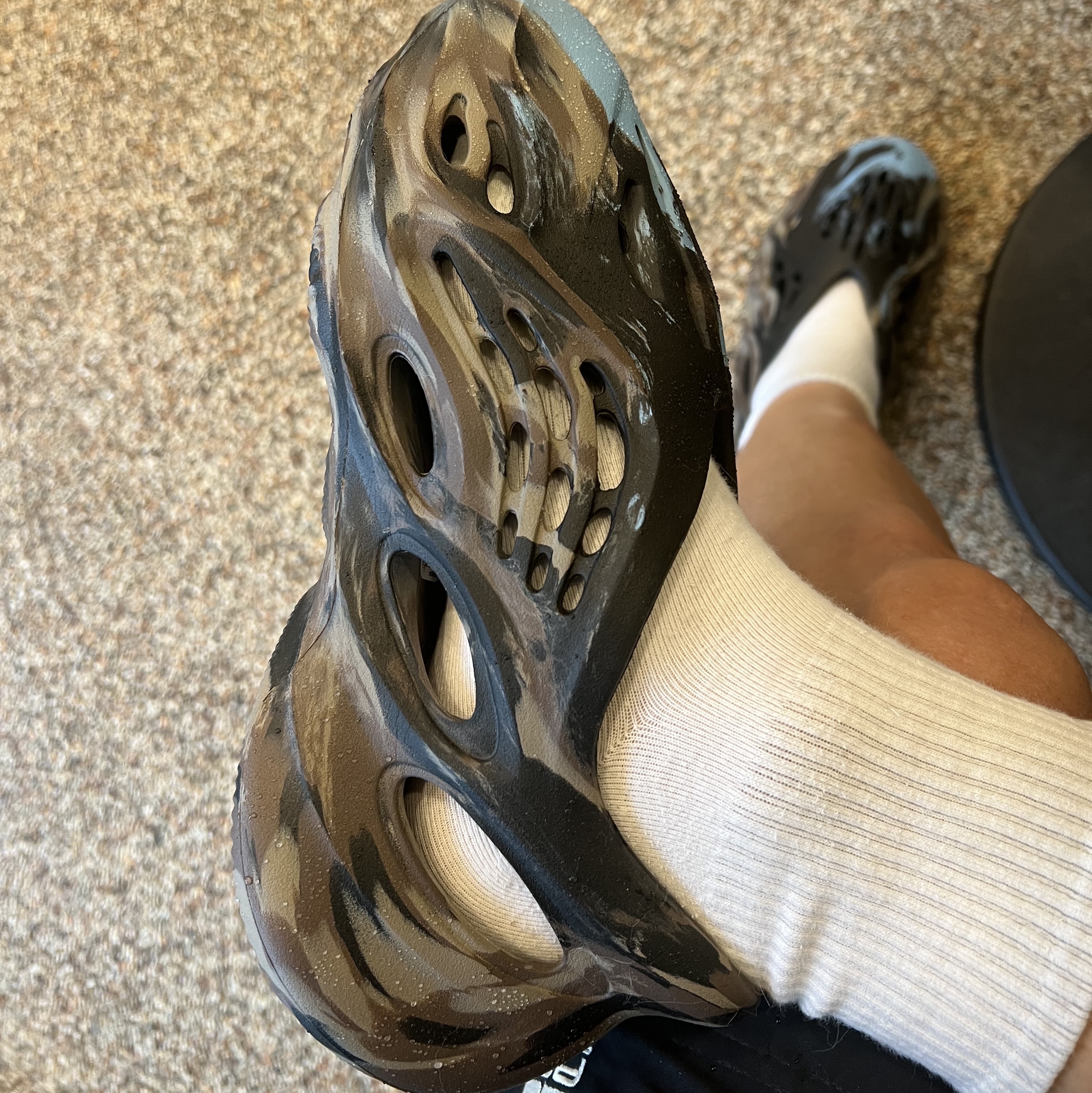 Adidas Yeezy Foam RNNR MX Cinder 착용 스타일