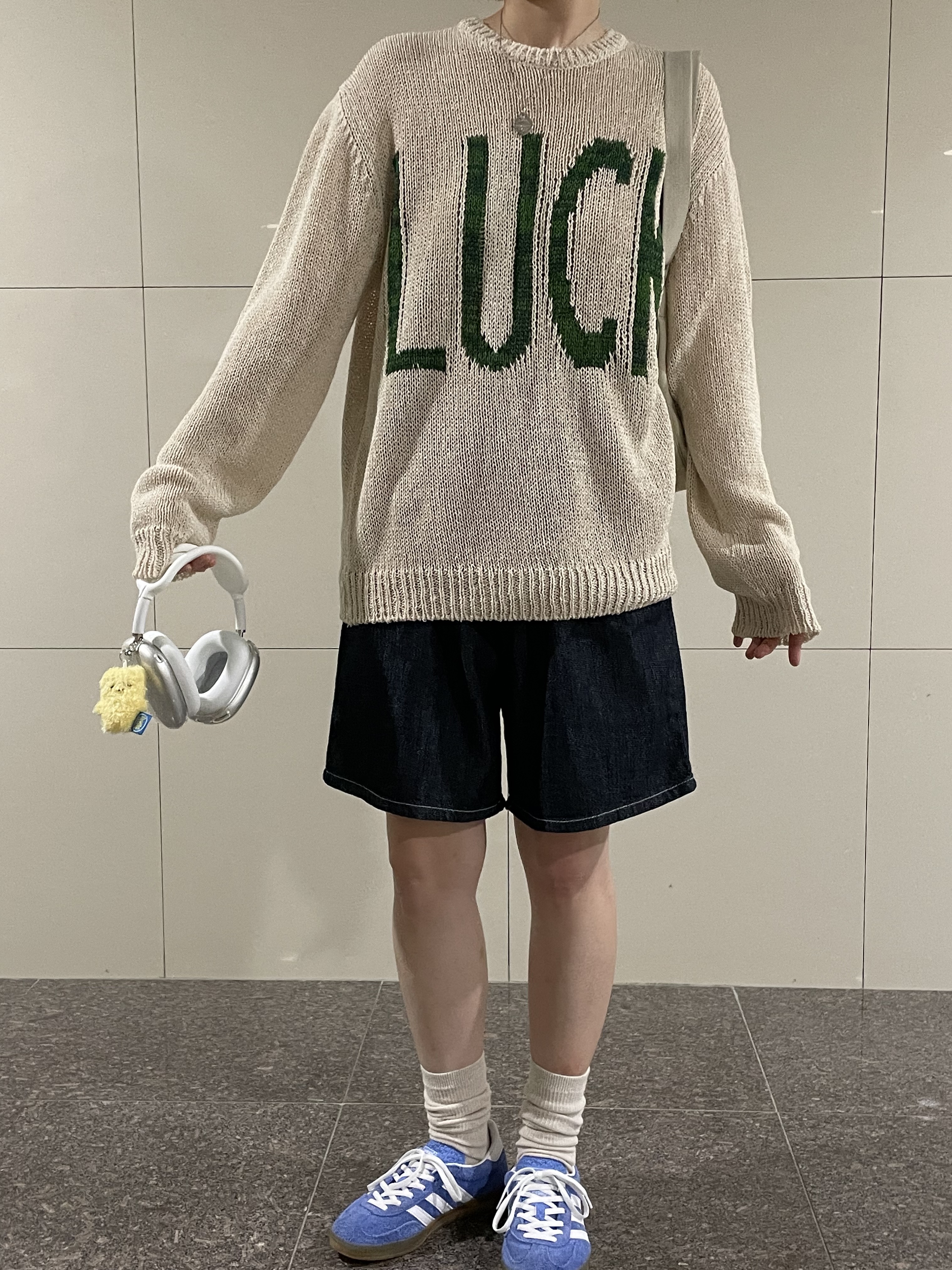 (W) Adidas Gazelle Indoor Blue Fusion Cloud White, Apple AirPods Max Lightning Silver (Korean Ver.) 착용 스타일 - 2