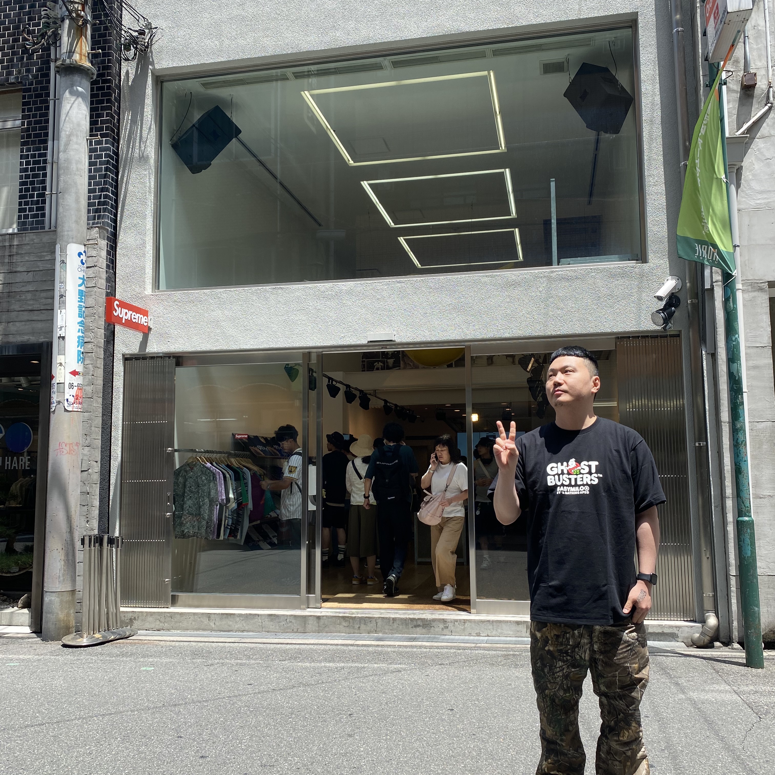 Adidas Yeezy Foam RNNR MXT Moon Gray, Jordan 1 x Travis Scott Retro Low OG SP Sail and Ridgerock 착용 스타일 - 4