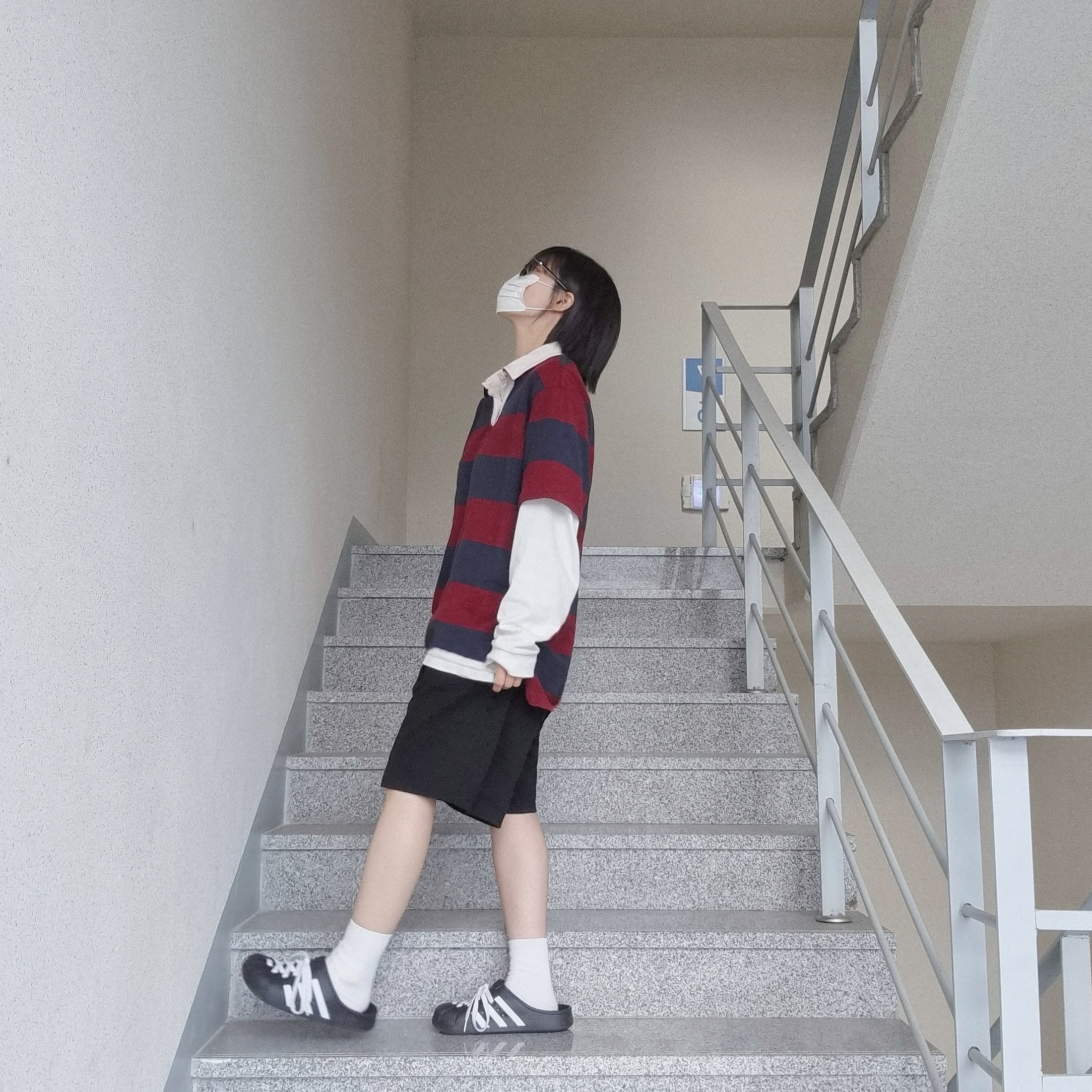Adidas Adilette Clog Black White 착용 스타일 - 1