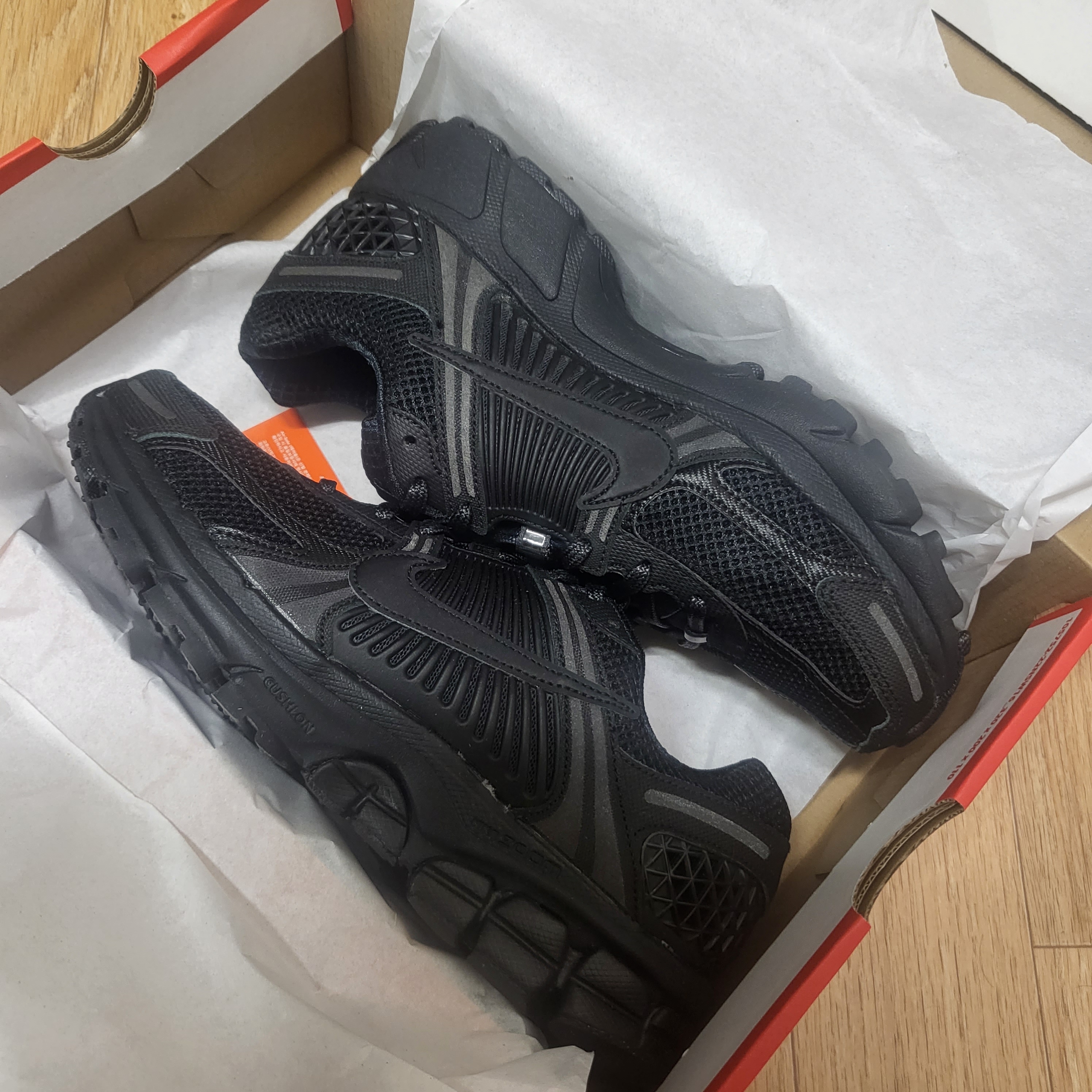 Nike Zoom Vomero 5 SP Black 착용 스타일 - 3