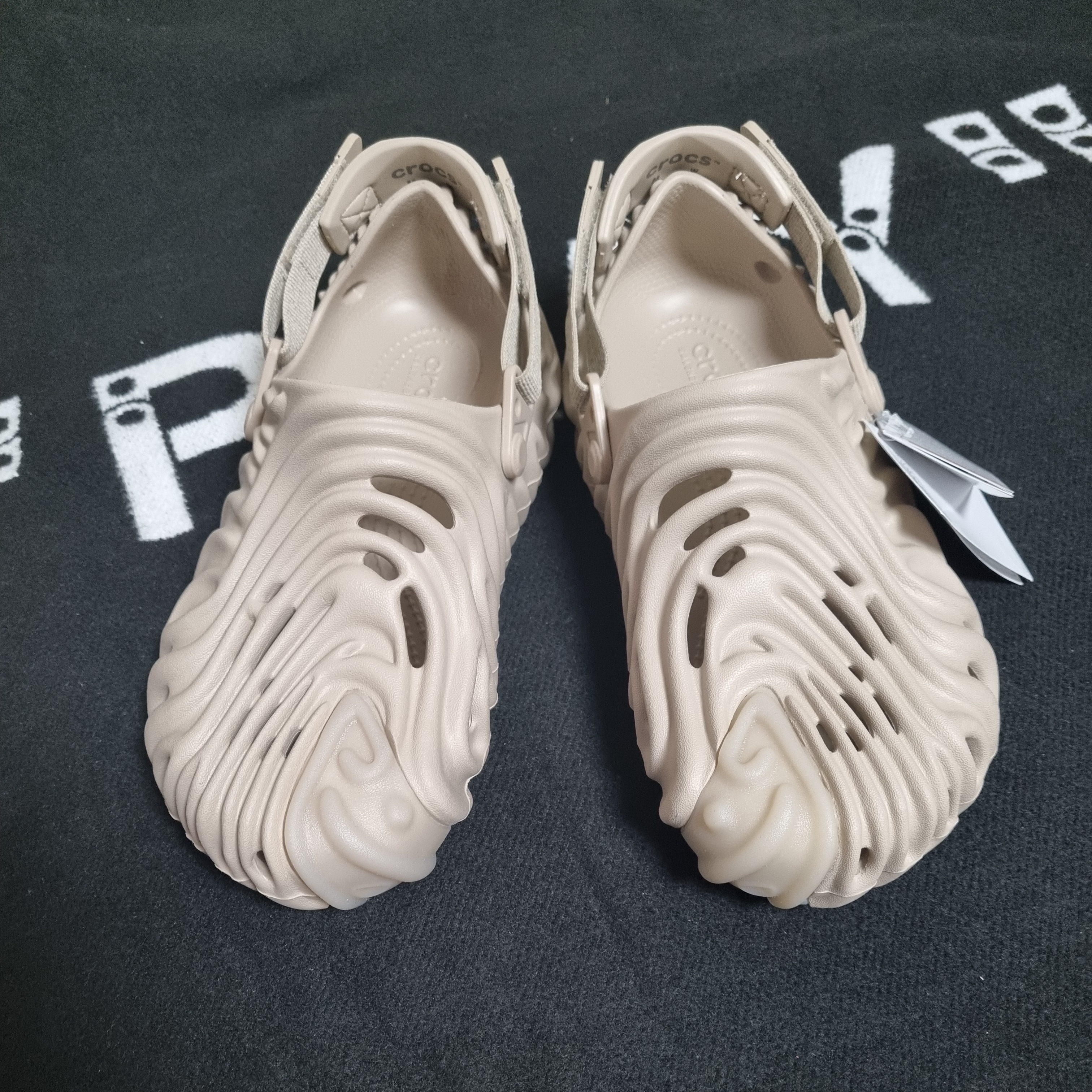 Crocs x Salehe Bembury Pollex Clog Horchata 착용 스타일 - 3