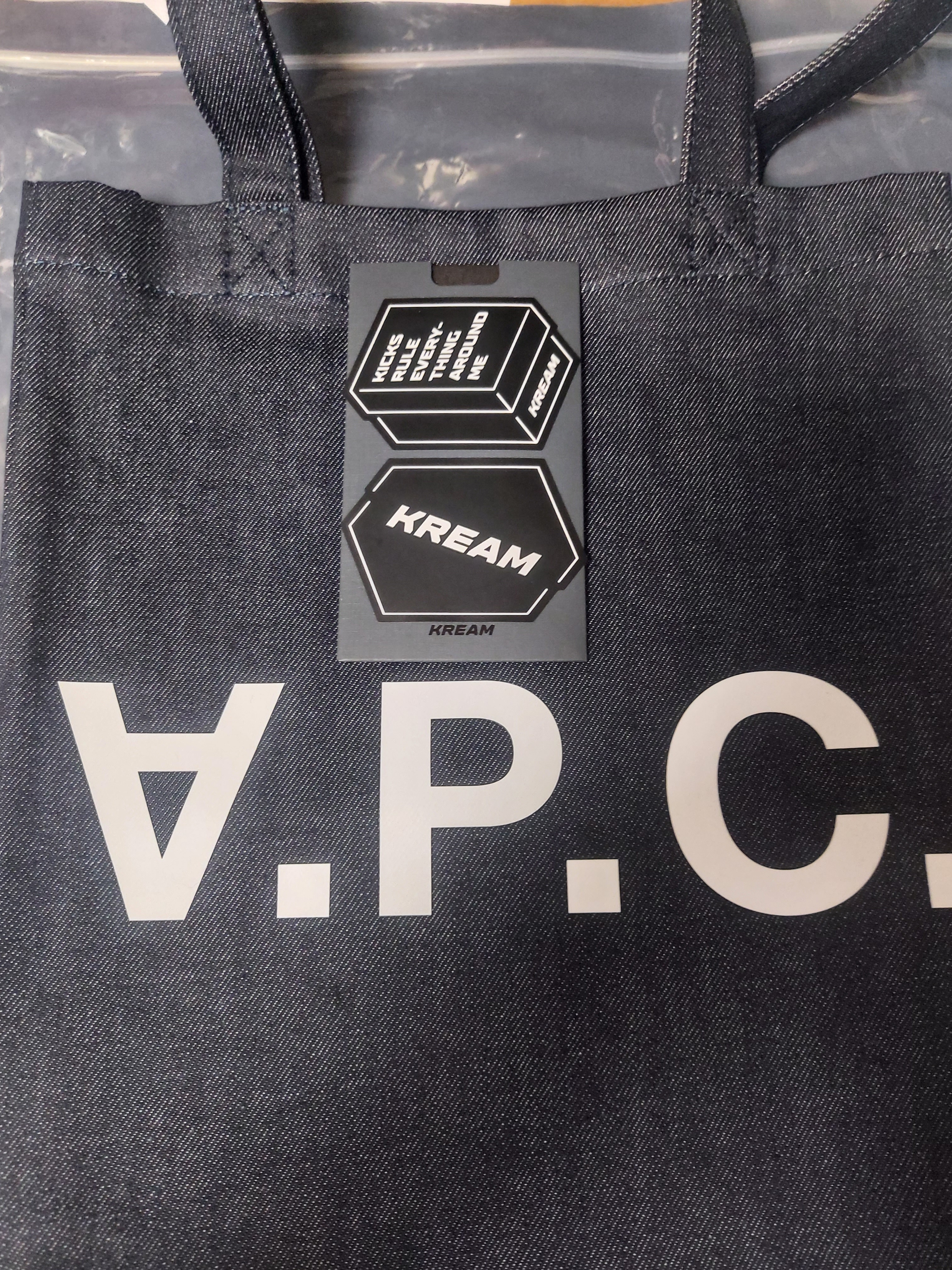 A.P.C. Laure Tote Bag Blue 착용 스타일 - 1