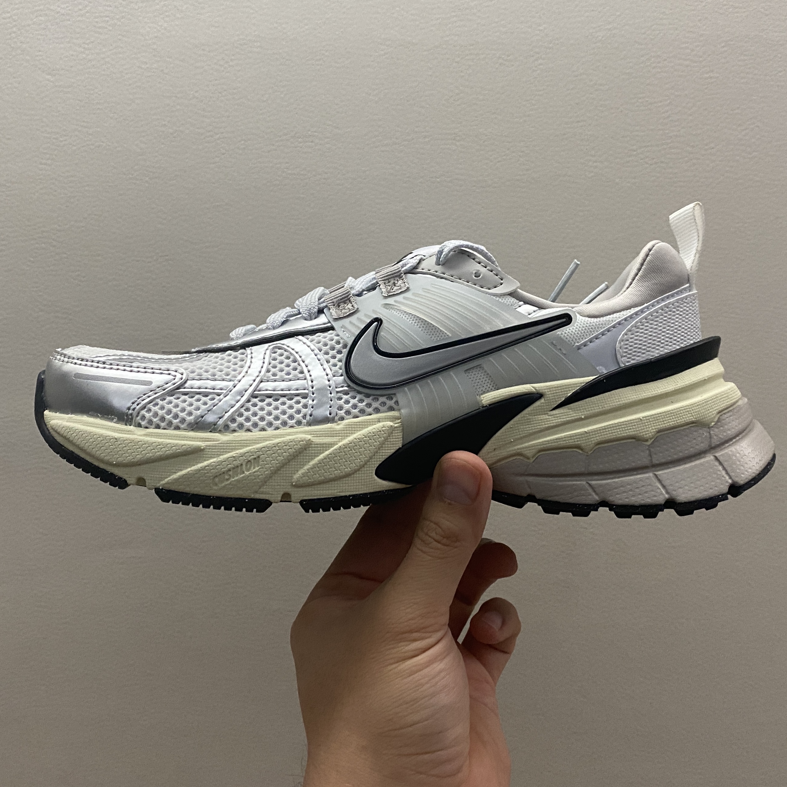 Nike V2K Run Summit White Metallic Silver 착용 스타일 - 1