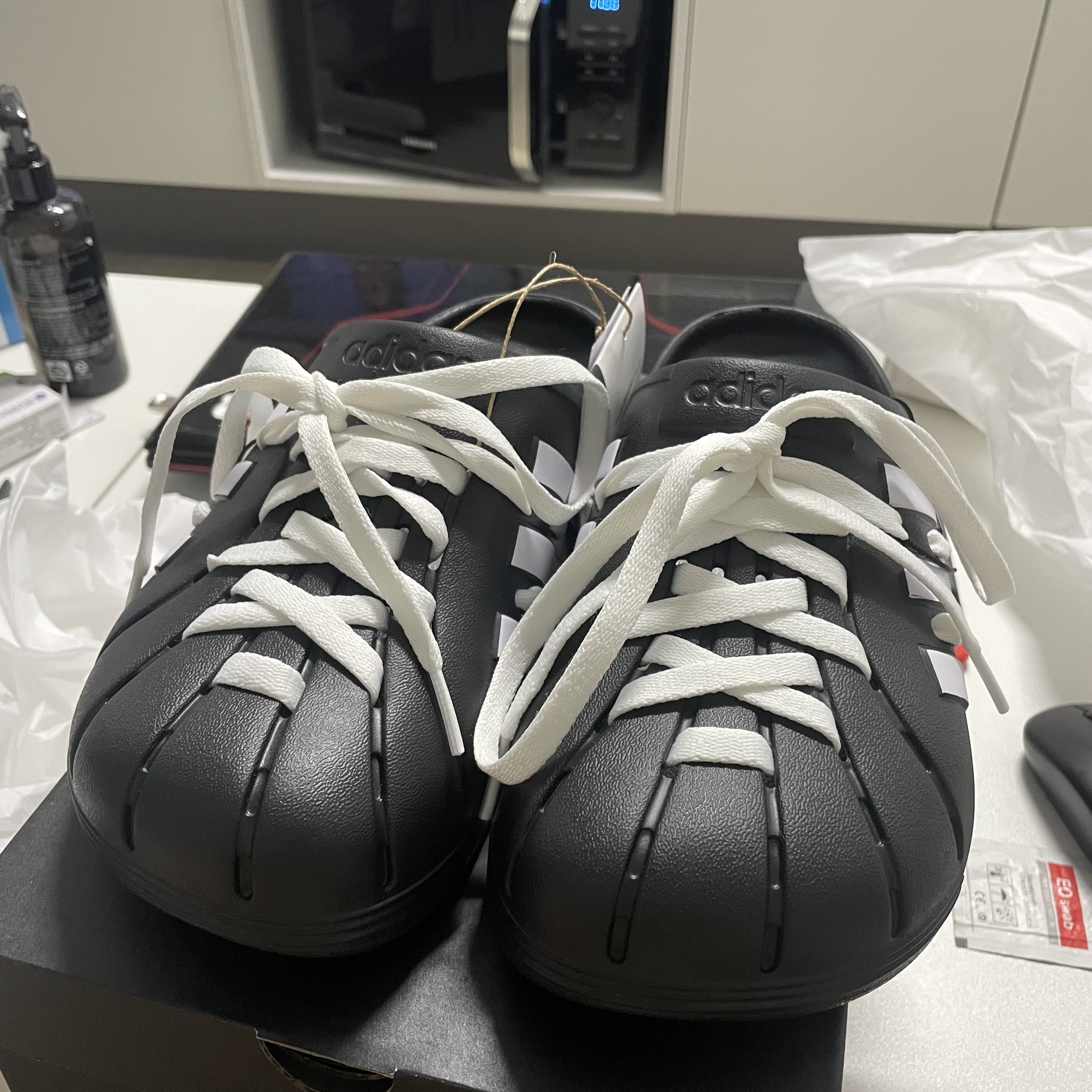 Adidas Adilette Clog Black White 착용 스타일 - 1
