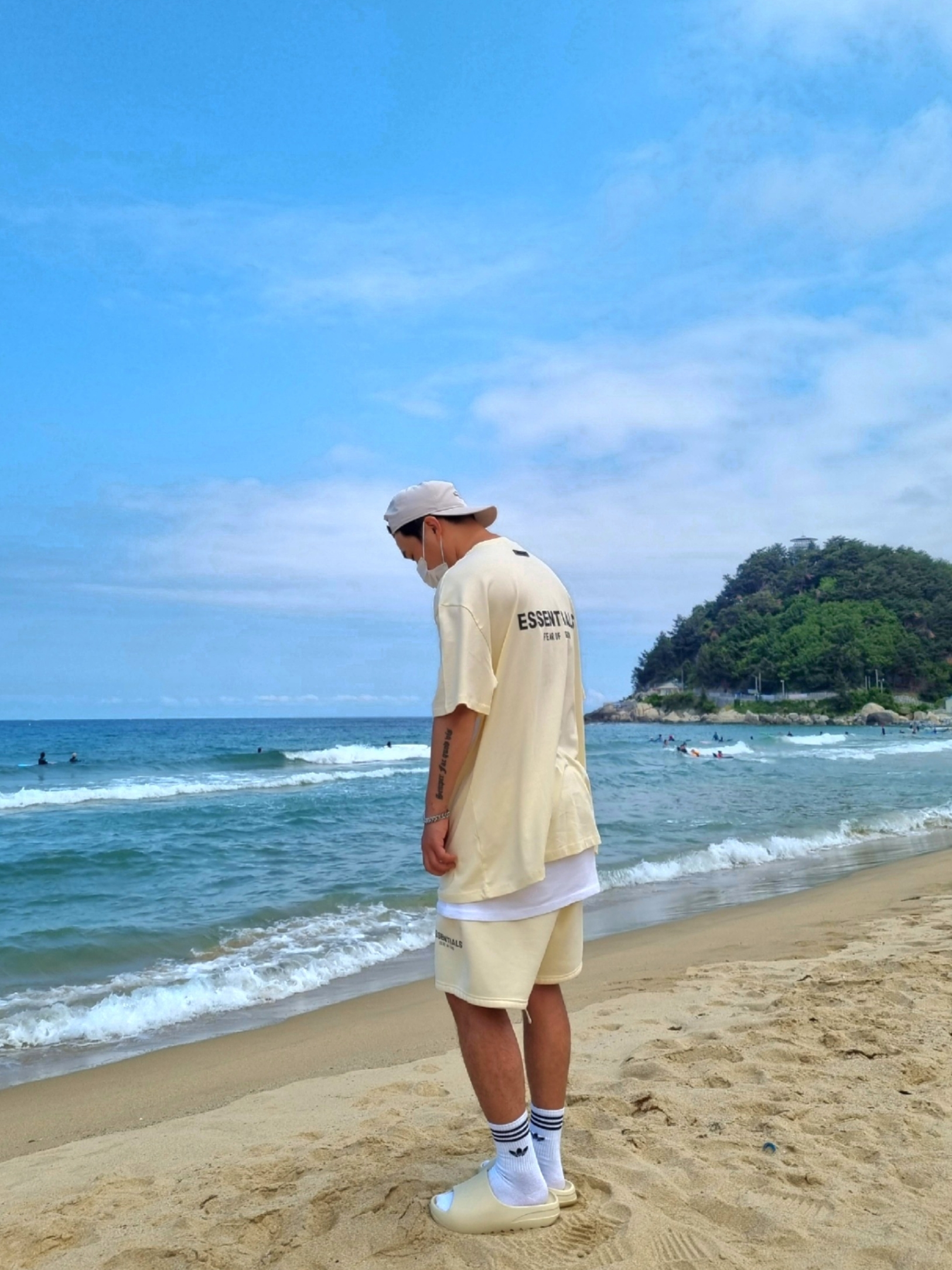 Essentials T-Shirt Cream - 21SS, Adidas Yeezy Slide Bone 2022/2023 착용 스타일 - 2