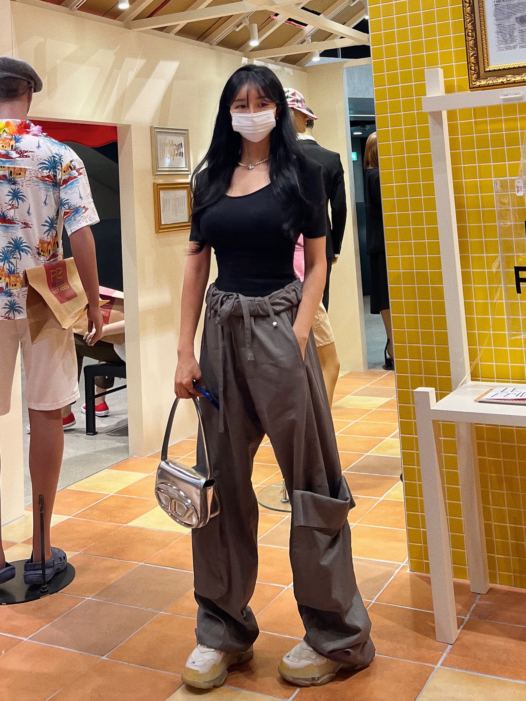 (W) Balenciaga Triple S Clear Sole White 2019, Diesel 1DR Shoulder Bag in Mirrored Leather Silver 착용 스타일 - 1