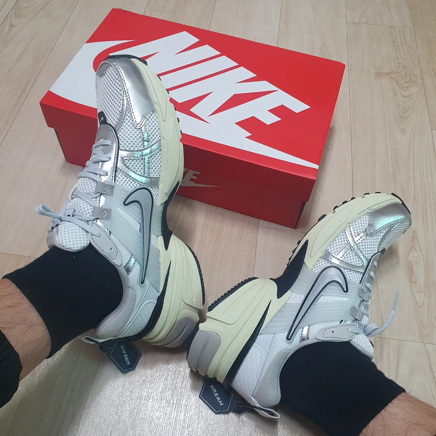 Nike V2K Run Summit White Metallic Silver 착용 스타일 - 1