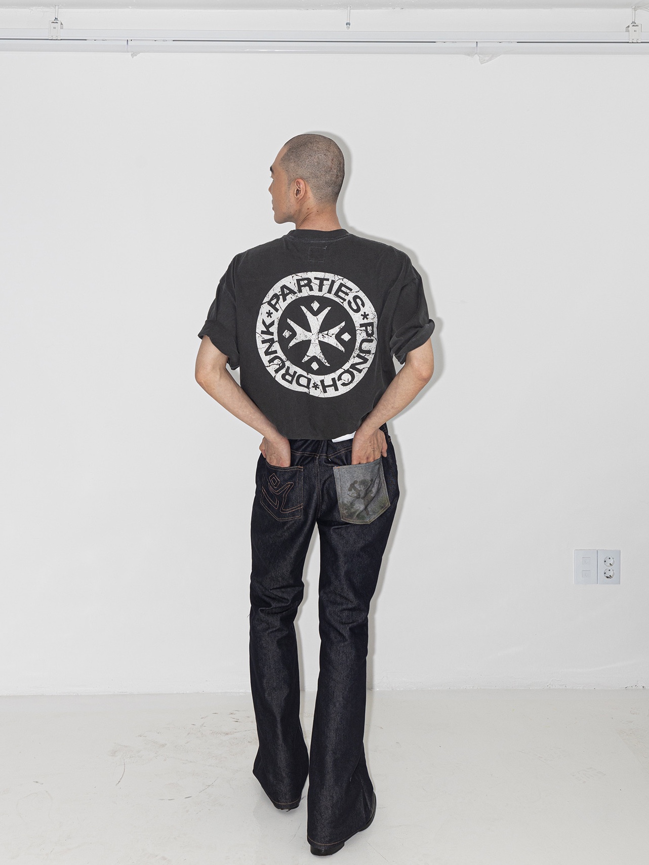 Punch Drunk Parties Hurt Logo Garment Dyed Tee Charcoal, Punch Drunk Parties Backing Parties Raw Flare Jeans Dark Indigo 착용 스타일 - 1