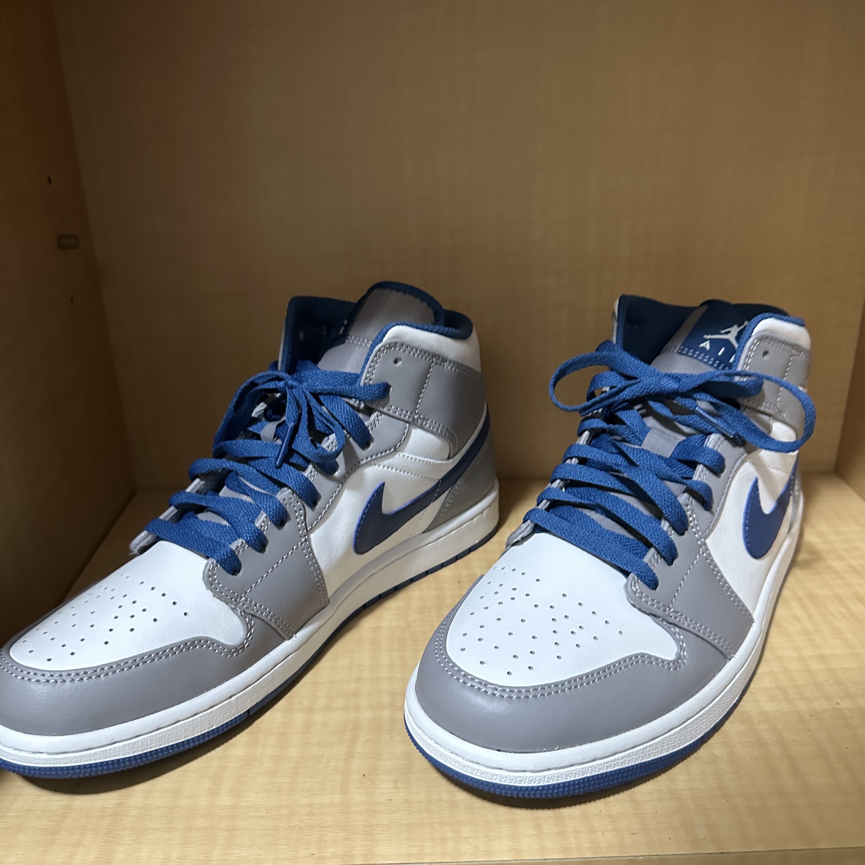 Jordan 1 Mid Cement Grey True Blue 착용 스타일