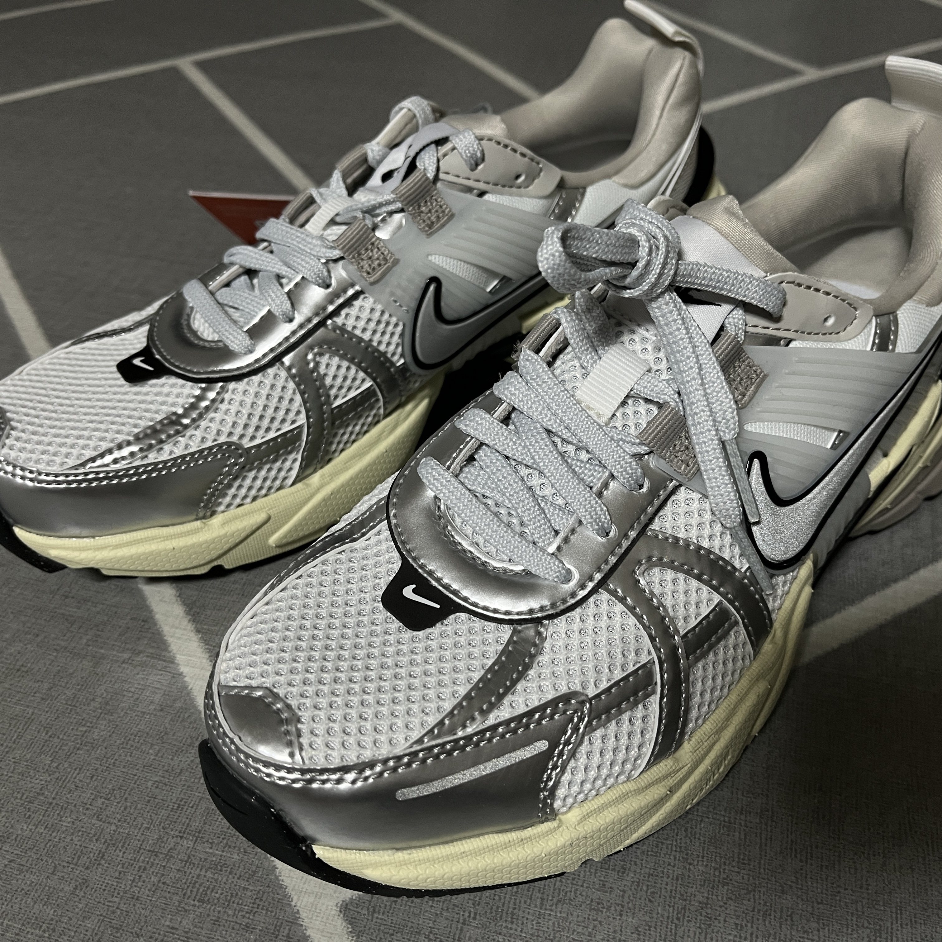 Nike V2K Run Summit White Metallic Silver 착용 스타일 - 2