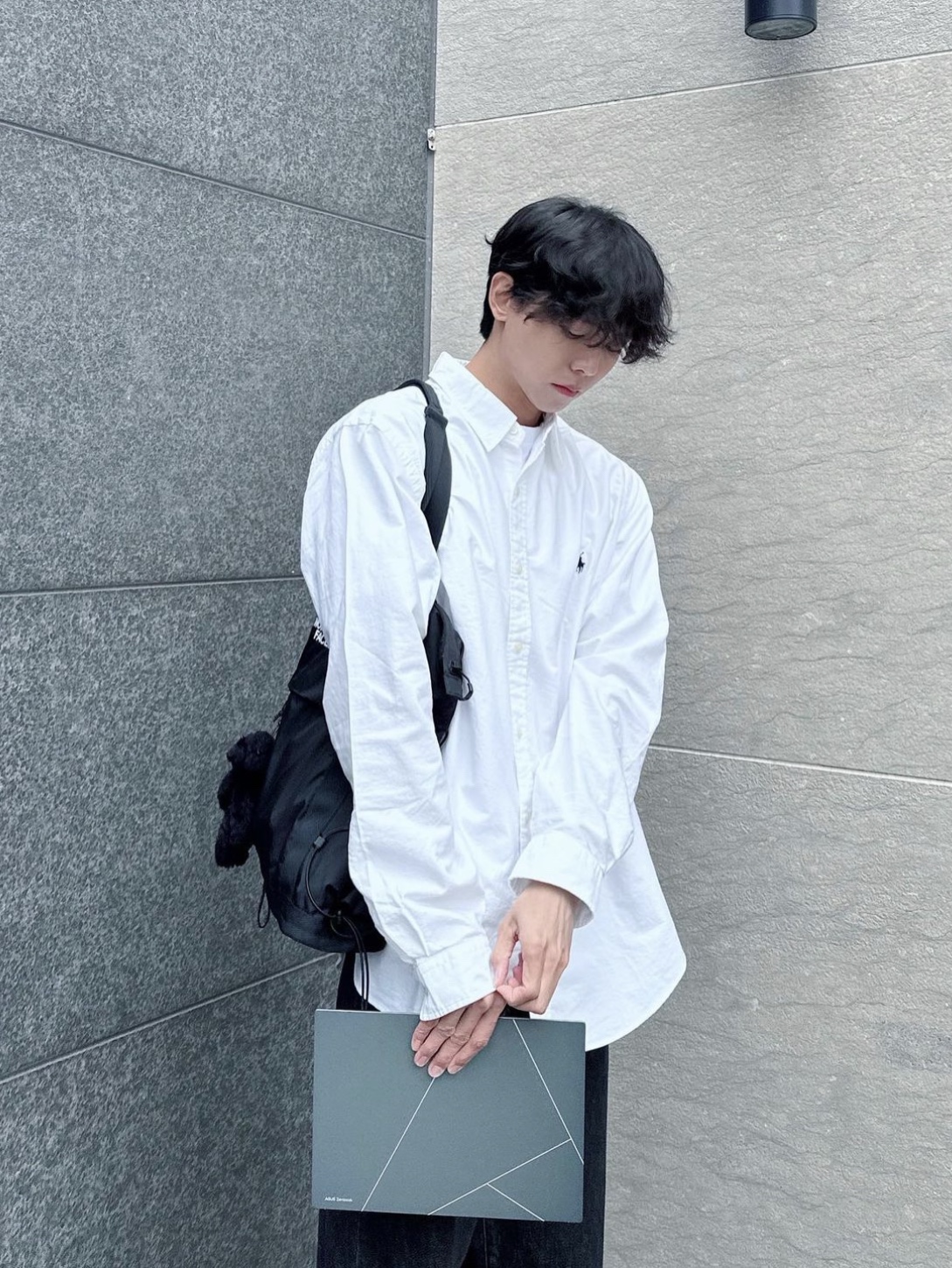 [30% 적립] Polo Ralph Lauren Classic Fit Garment Dyed Oxford Shirt White, Oofos x Thisisneverthat Clog Black 착용 스타일 - 2