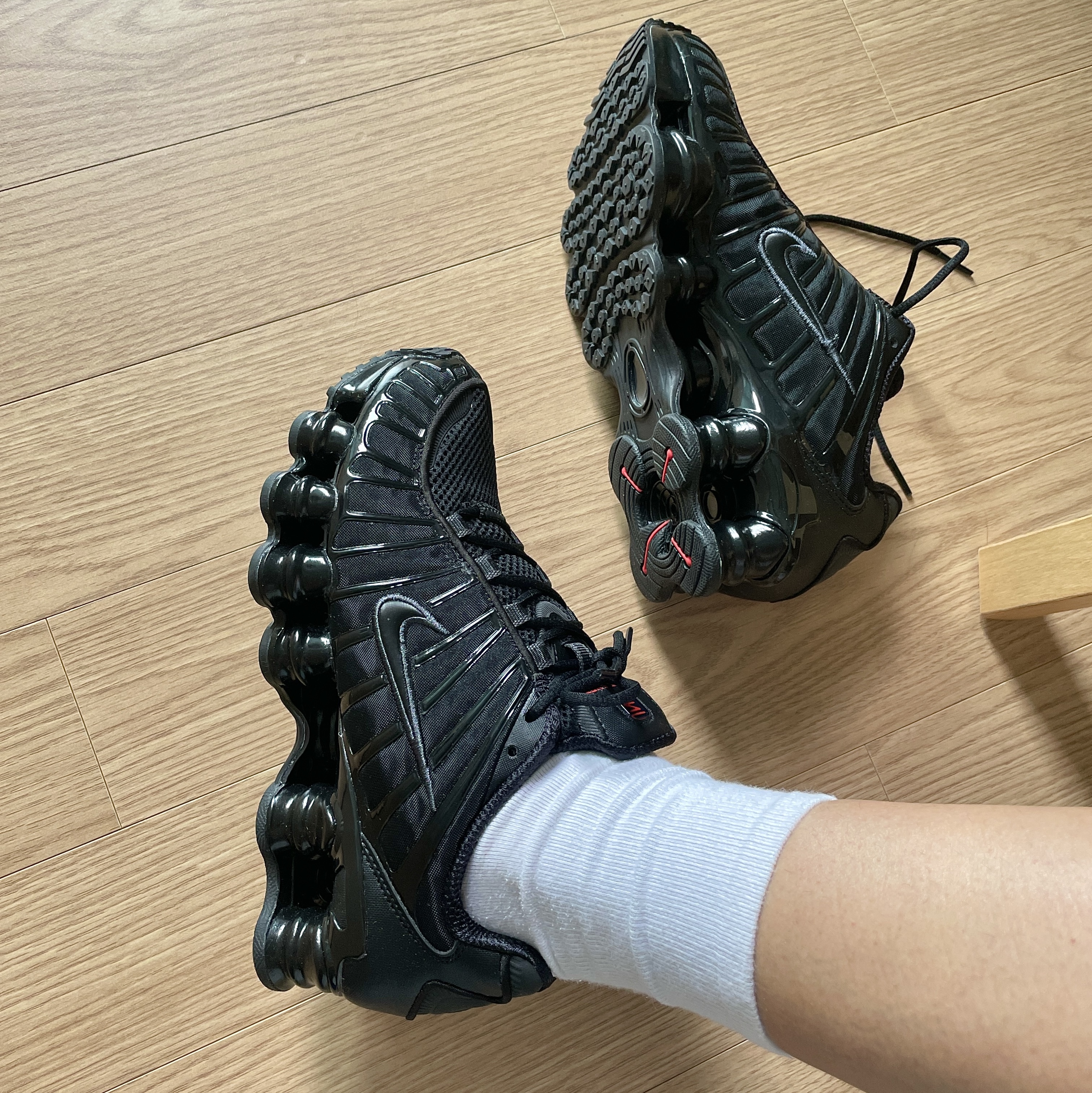 (W) Nike Shox TL Black and Max Orange 착용 스타일 - 2