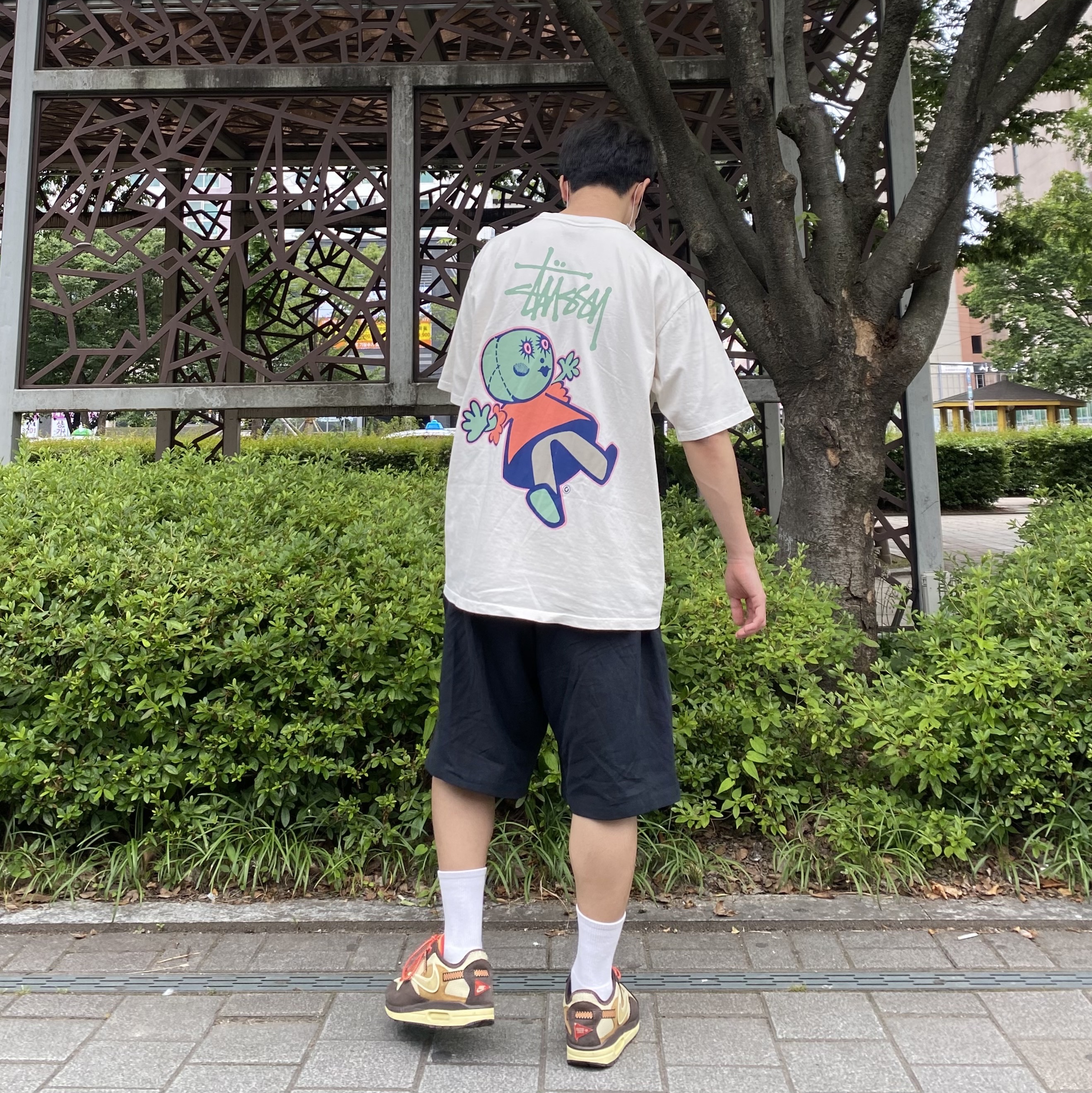 Stussy Dollie Pigment Dyed T-Shirt Natural, Nike x Travis Scott Air Max 1 Cact.us Brown 착용 스타일