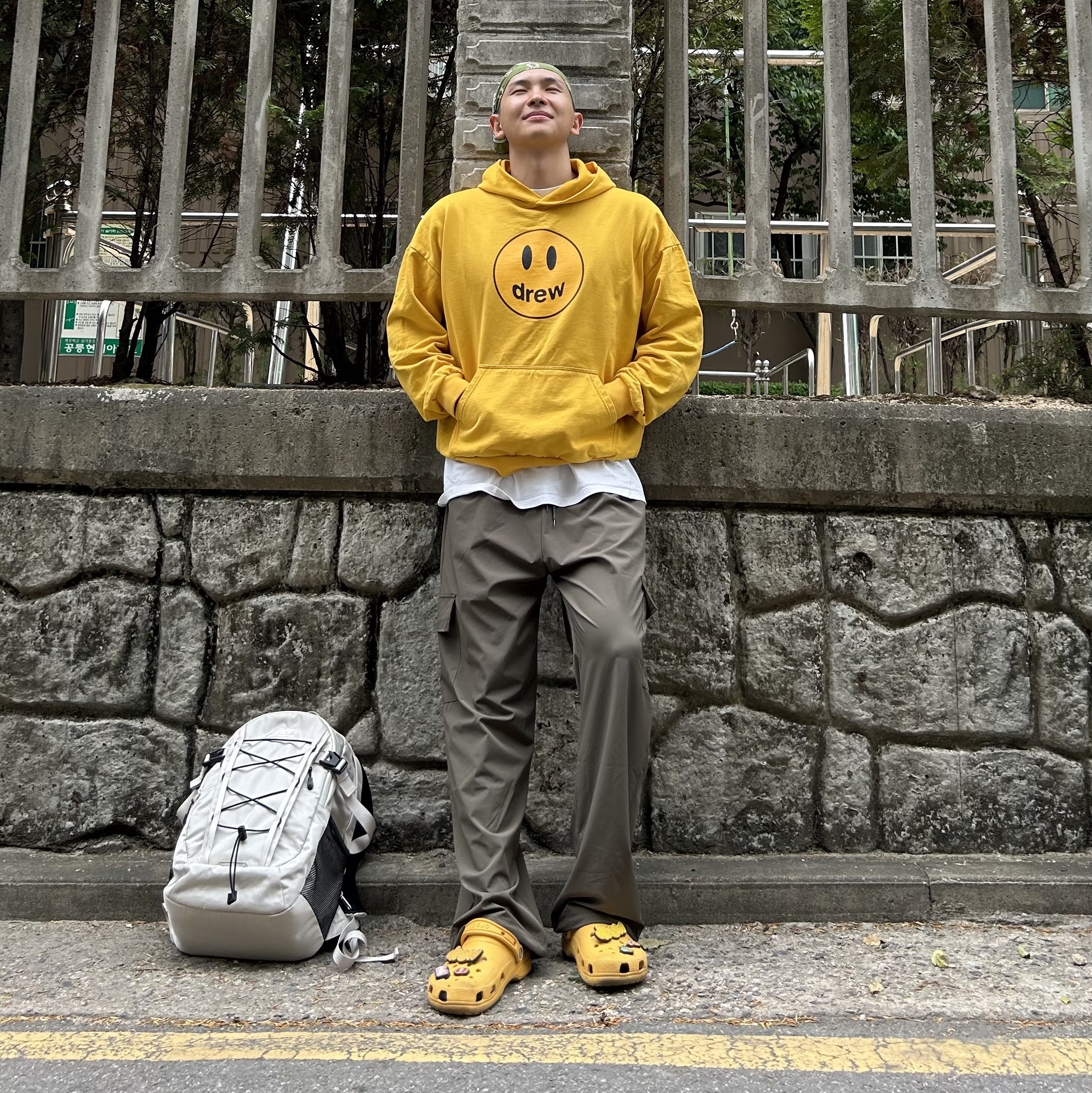 Crocs x Justin Bieber x Drew Classic Clog Canary 착용 스타일