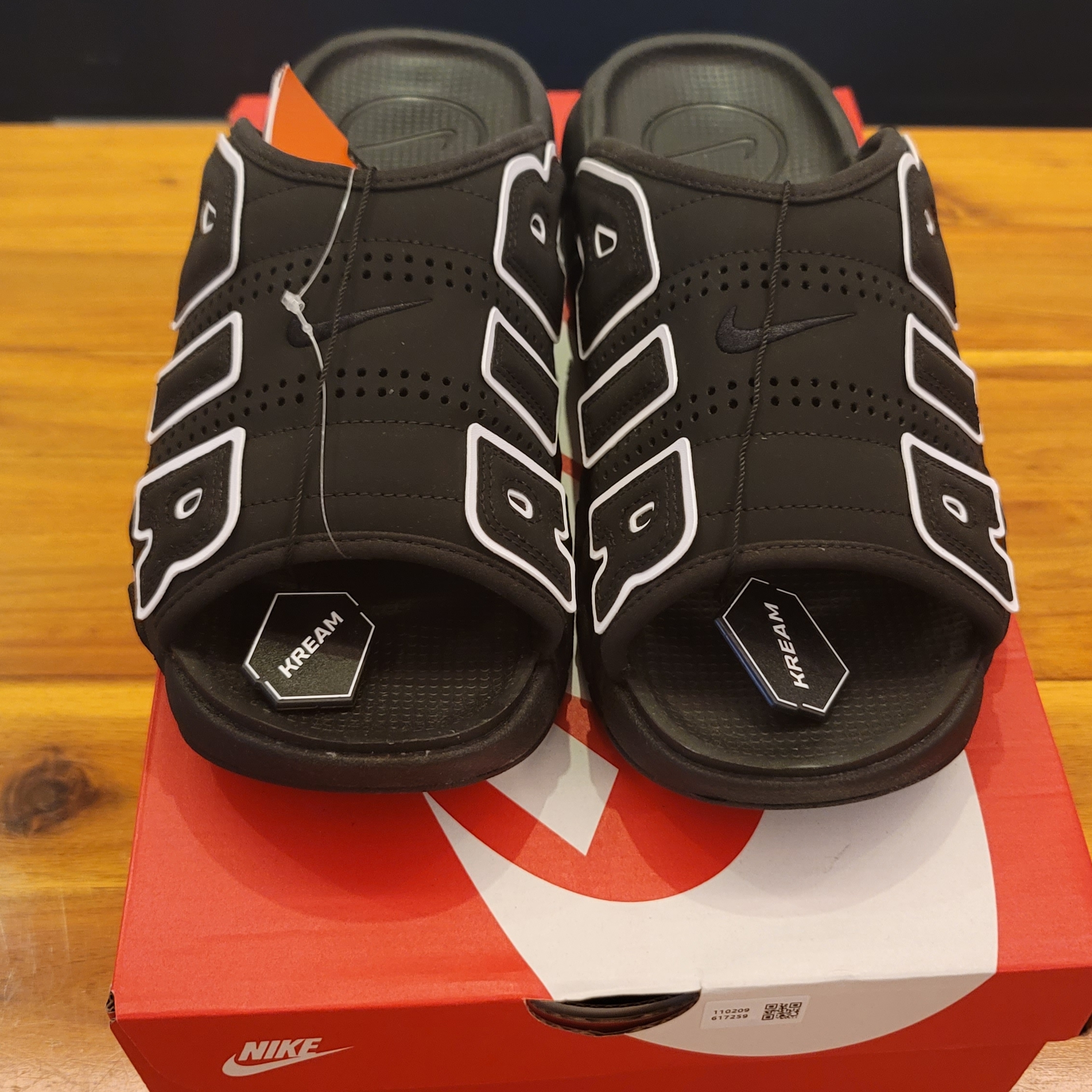 Nike Air More Uptempo Slide Black White 착용 스타일 - 2