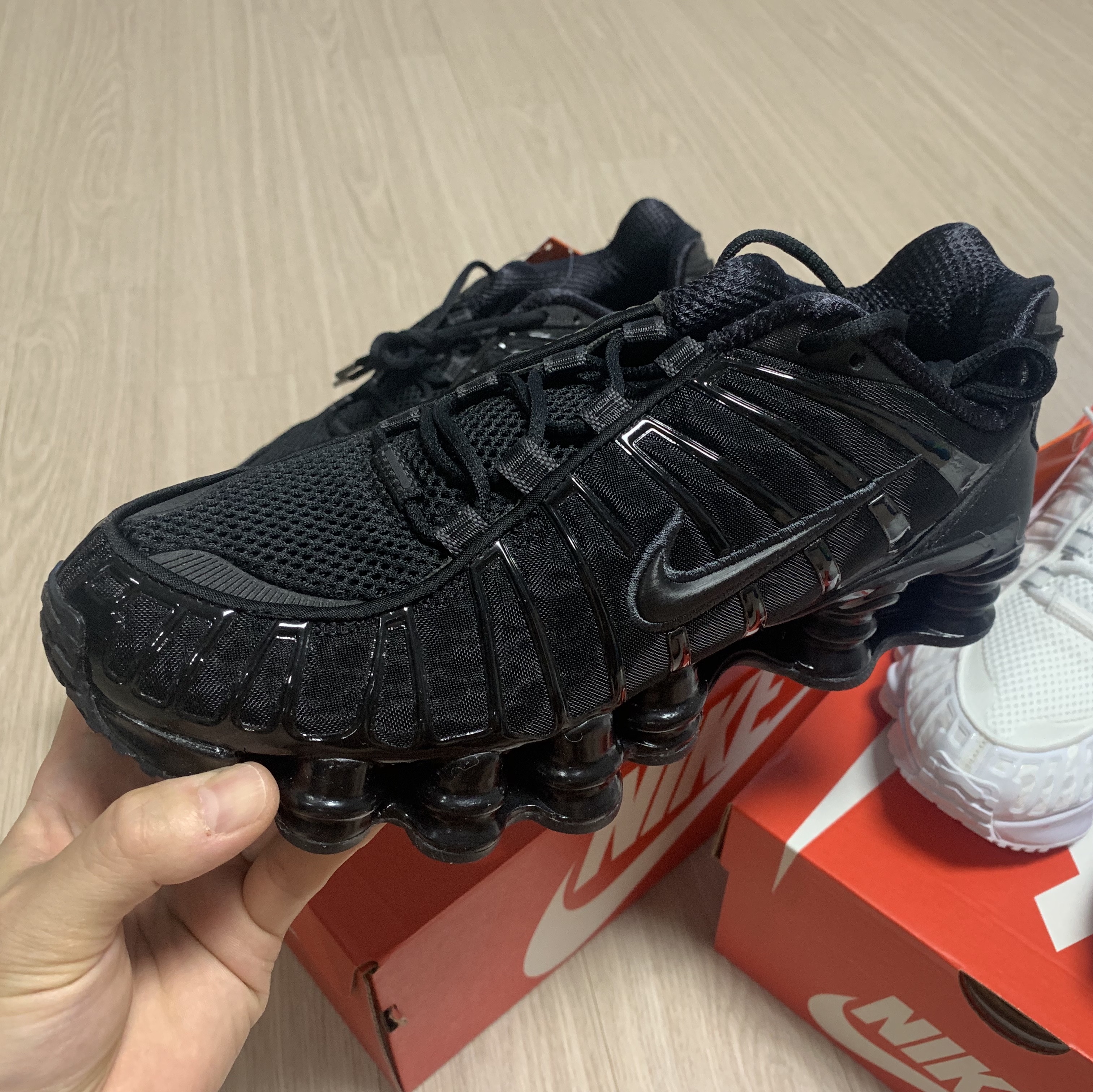 (W) Nike Shox TL White and Max Orange, (W) Nike Shox TL Black and Max Orange 착용 스타일 - 4