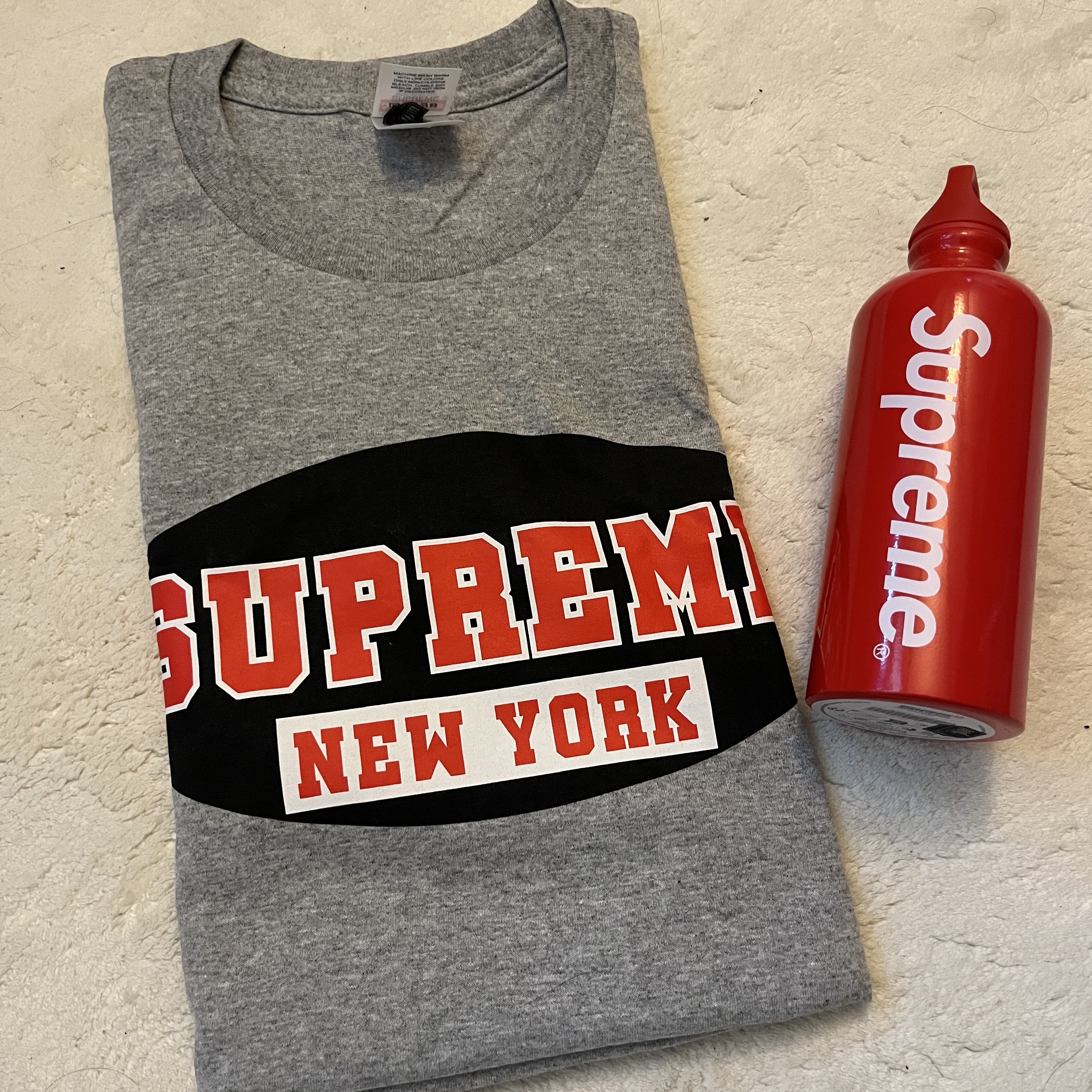 Supreme New York T-Shirt Heather Grey - 23SS, Supreme x Sigg Traveller 0.6L Water Bottle Red - 23SS 착용 스타일