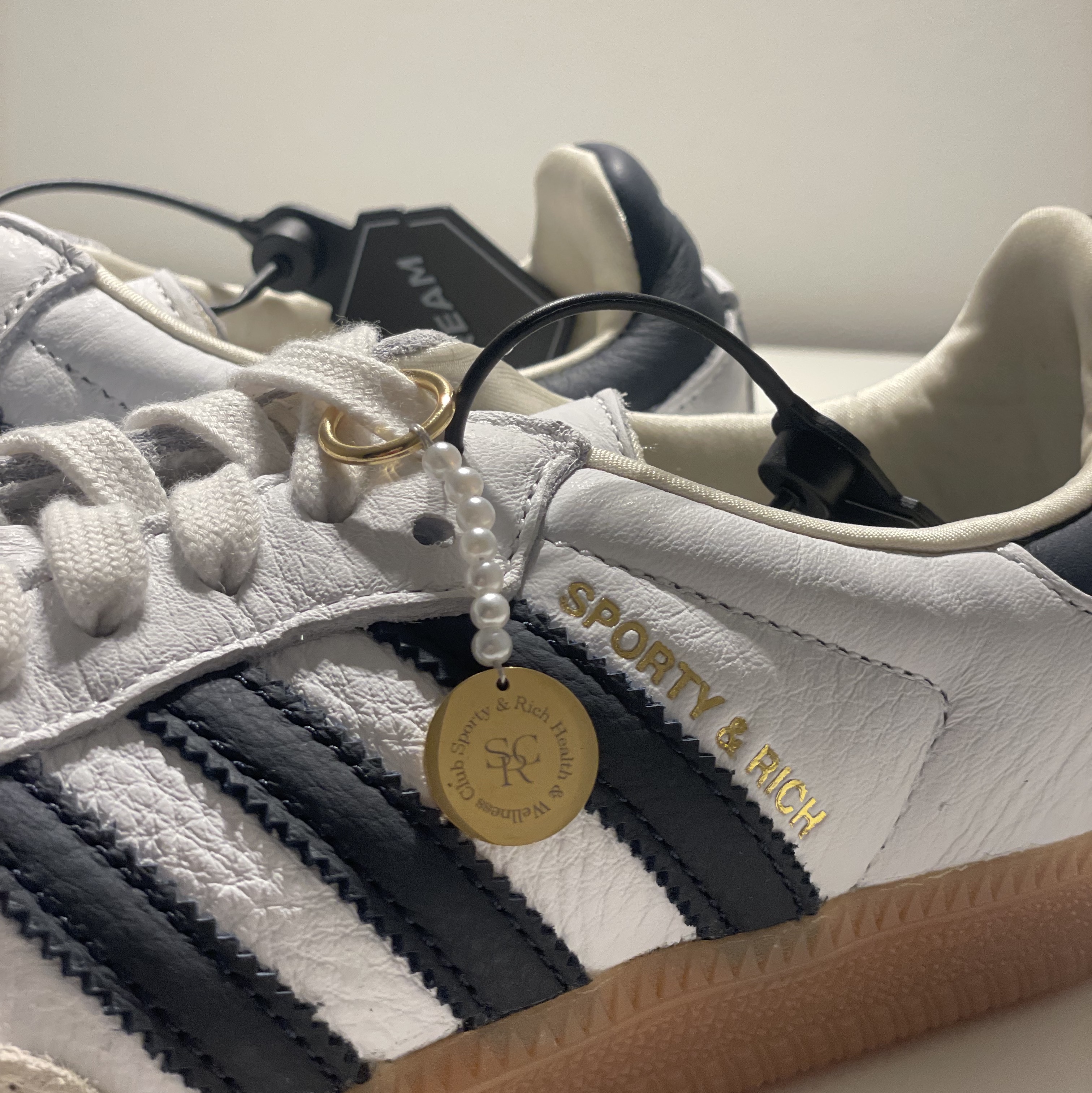 Adidas x Sporty & Rich Samba Cloud White Legend Ink 착용 스타일 - 2