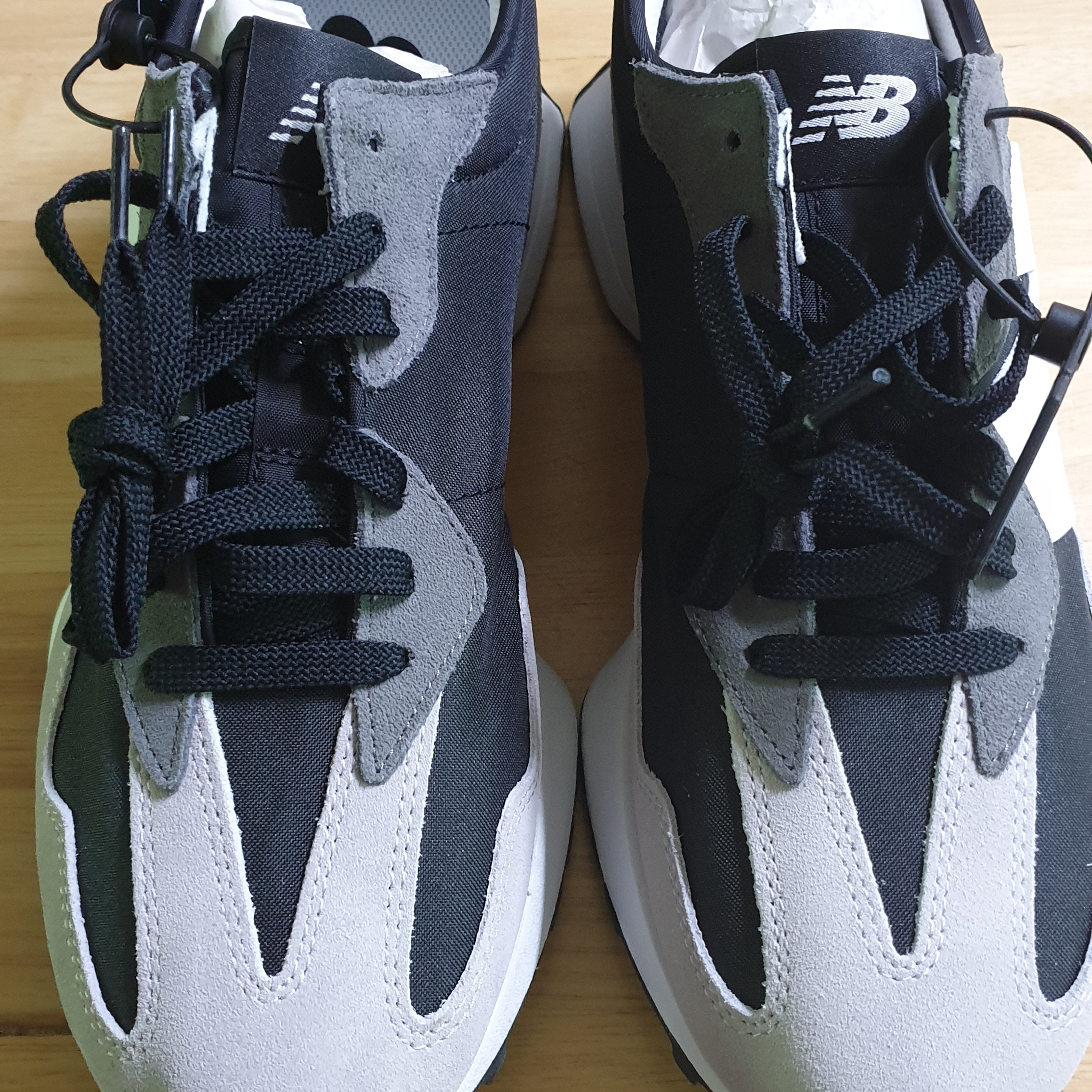 New Balance 327 Black Grey 착용 스타일