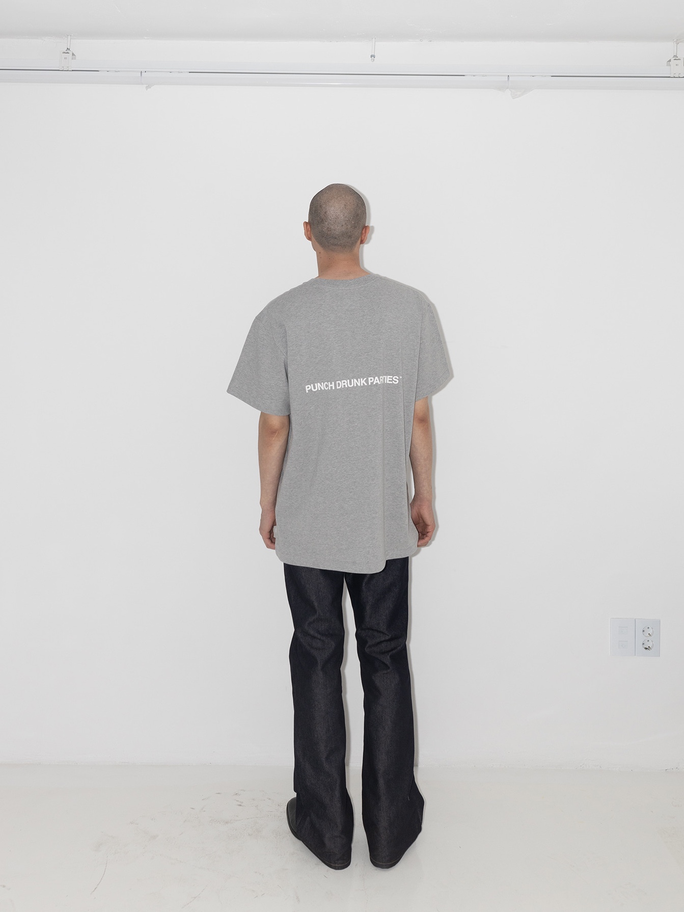 Punch Drunk Parties Circle Logo Narrow Tee Gray 착용 스타일 - 4