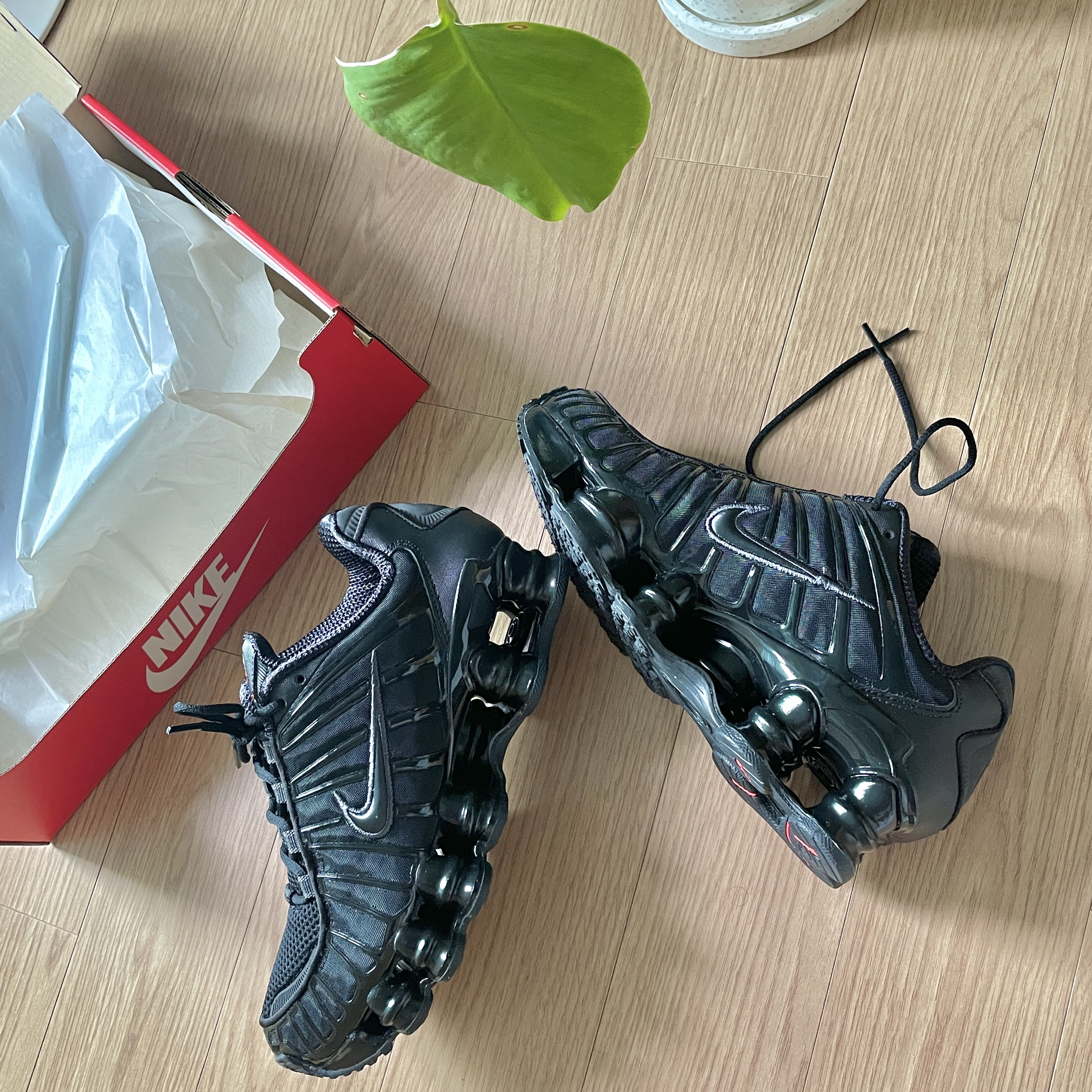 (W) Nike Shox TL Black and Max Orange 착용 스타일 - 1