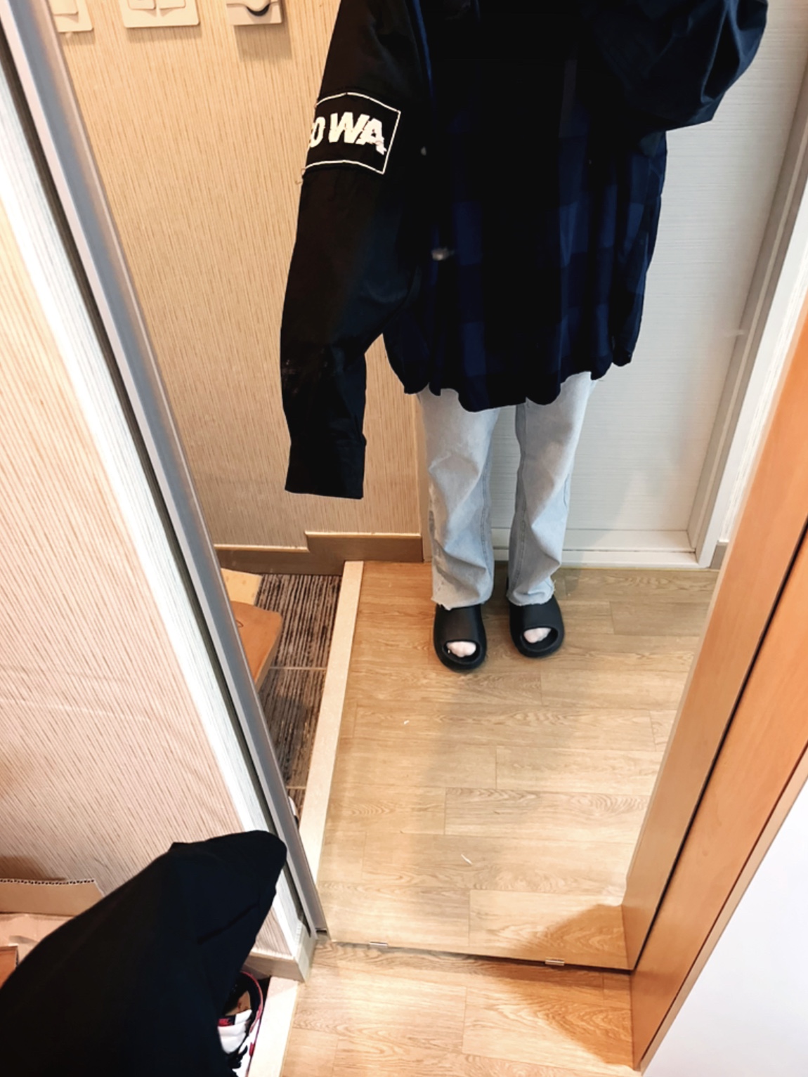 Undermycar Nando Archive Hommage Oversized Shirt Crown Blue - 23SS, Adidas Yeezy Slide Onyx 착용 스타일 - 3