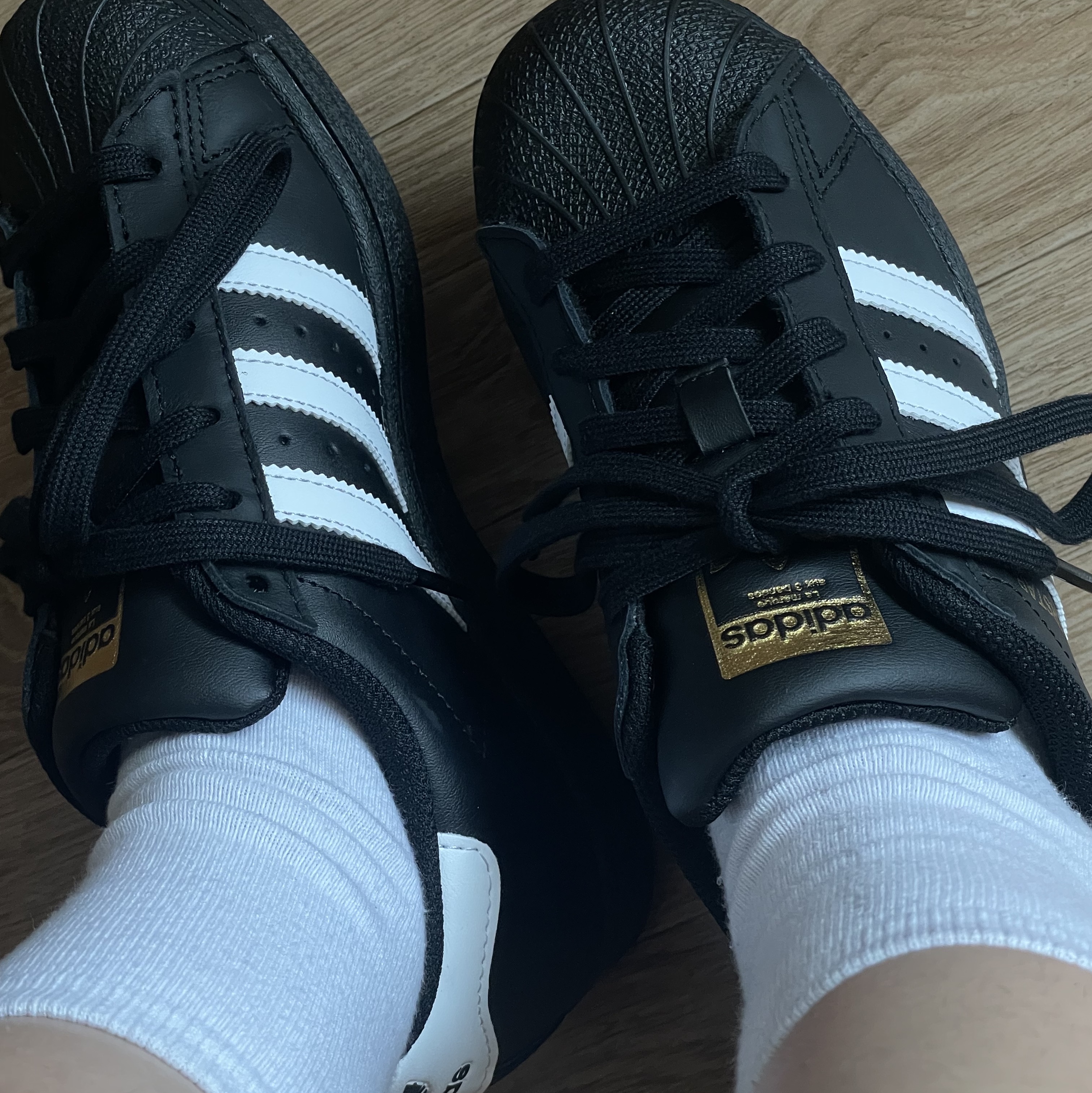(J) Adidas Superstar Black White 착용 스타일