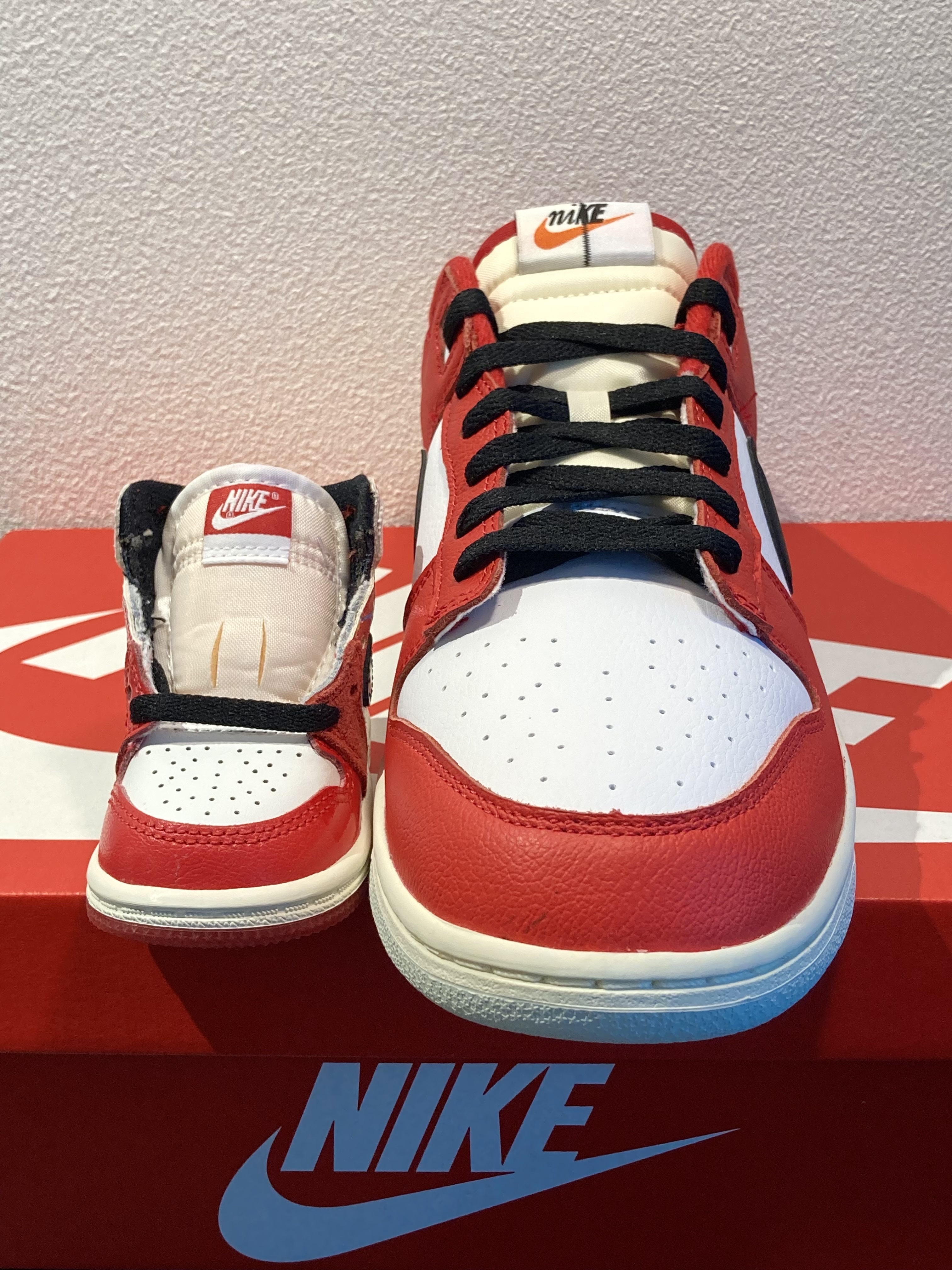 (TD) Jordan 1 Retro High Spider-Man Next Chapter, Nike Dunk Low Retro PRM University Red Black 착용 스타일 - 1
