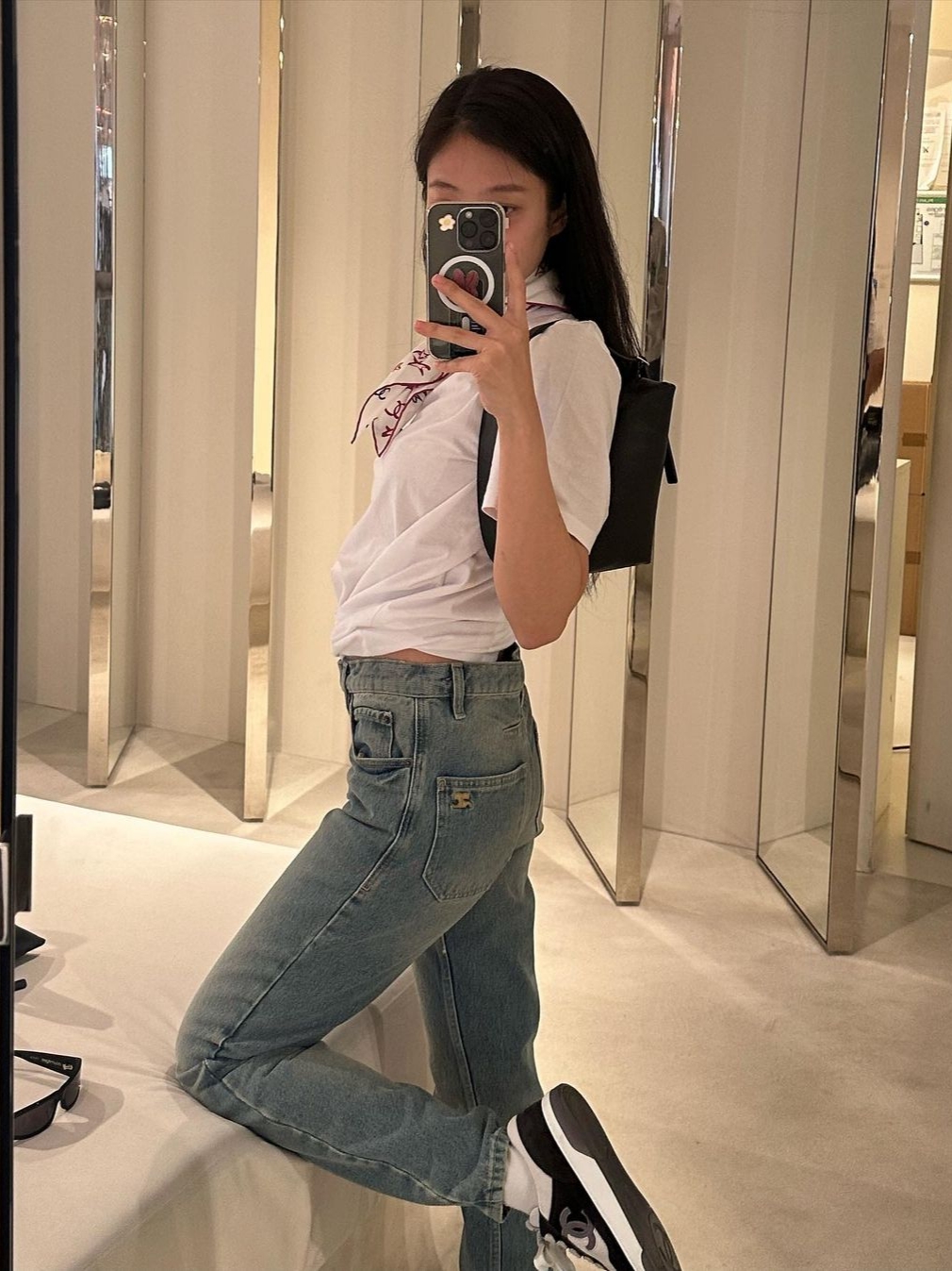 (W) Chanel Sneakers Suede Kidskin & Black White 착용 스타일