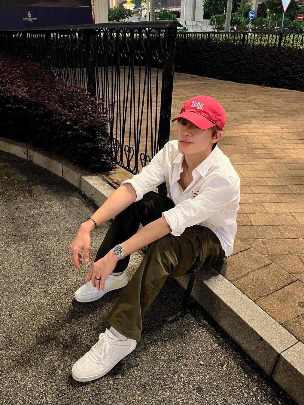 Celine CT-04 Trainer Low Lace-Up Sneakers in Calfskin Optic White 착용 스타일