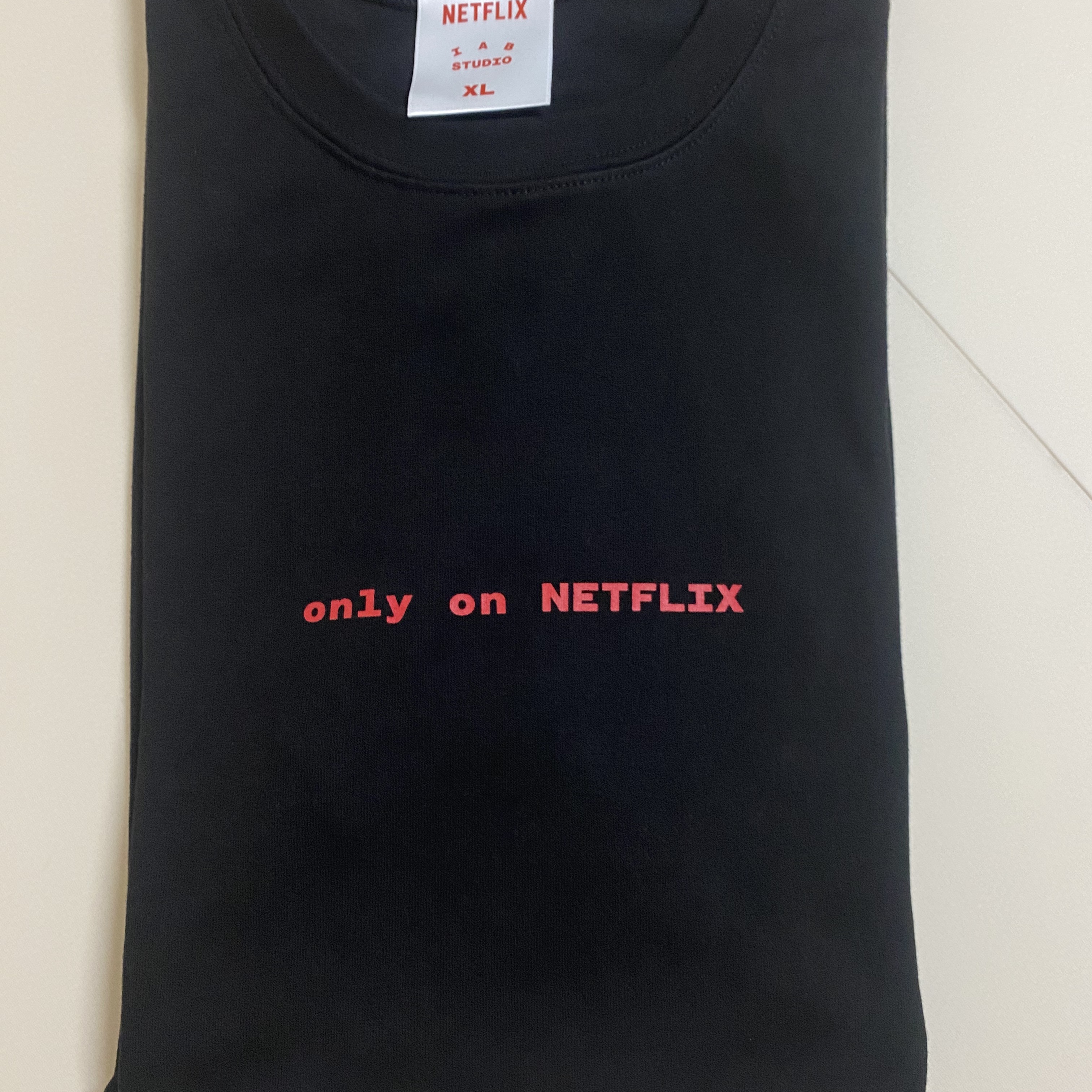 IAB Studio x Netflix SS T-Shirt Black 착용 스타일 - 1