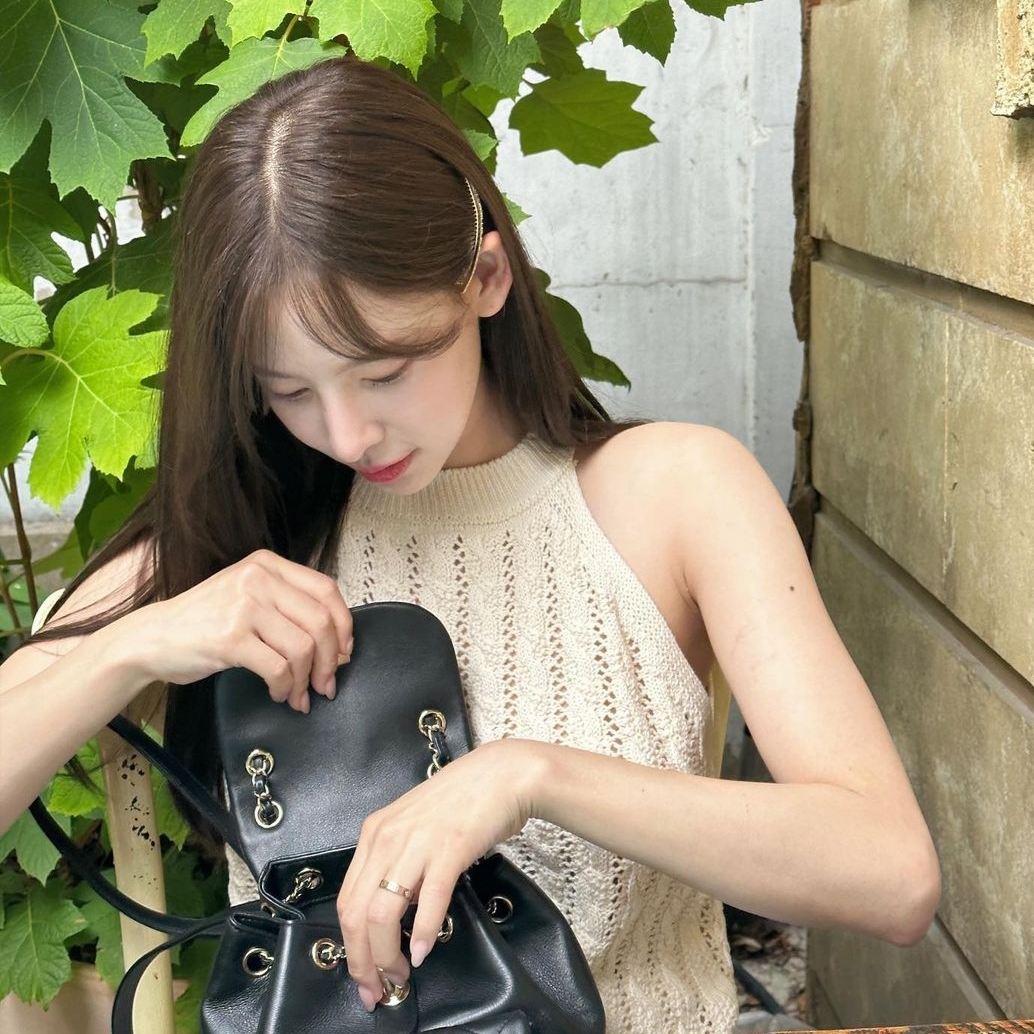 Chanel Backpack Calfskin & Gold Black 착용 스타일