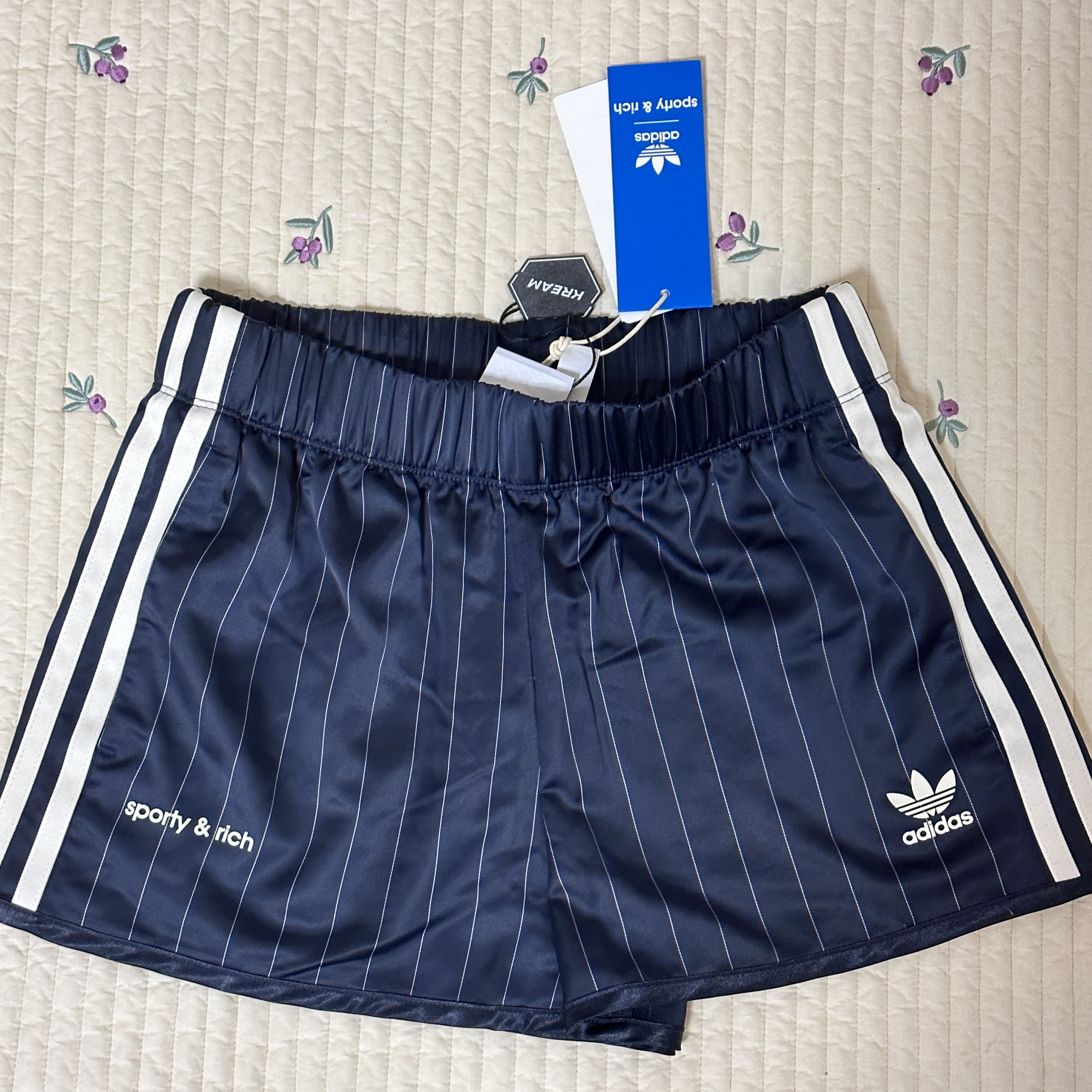 (W) Adidas x Sporty & Rich Shorts Legend Ink - US Sizing 착용 스타일 - 2