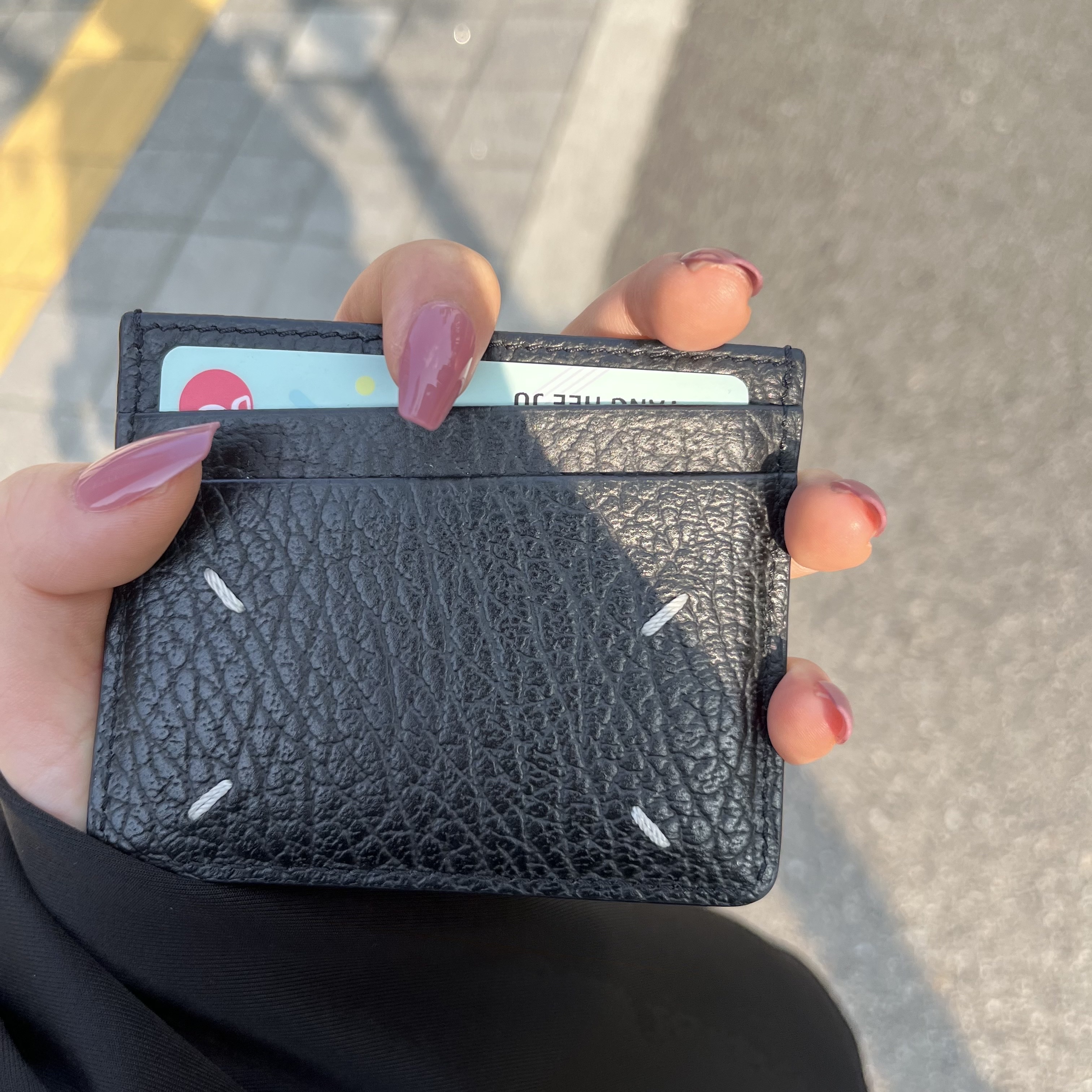 Maison Margiela Stitch Card Holder Black 착용 스타일