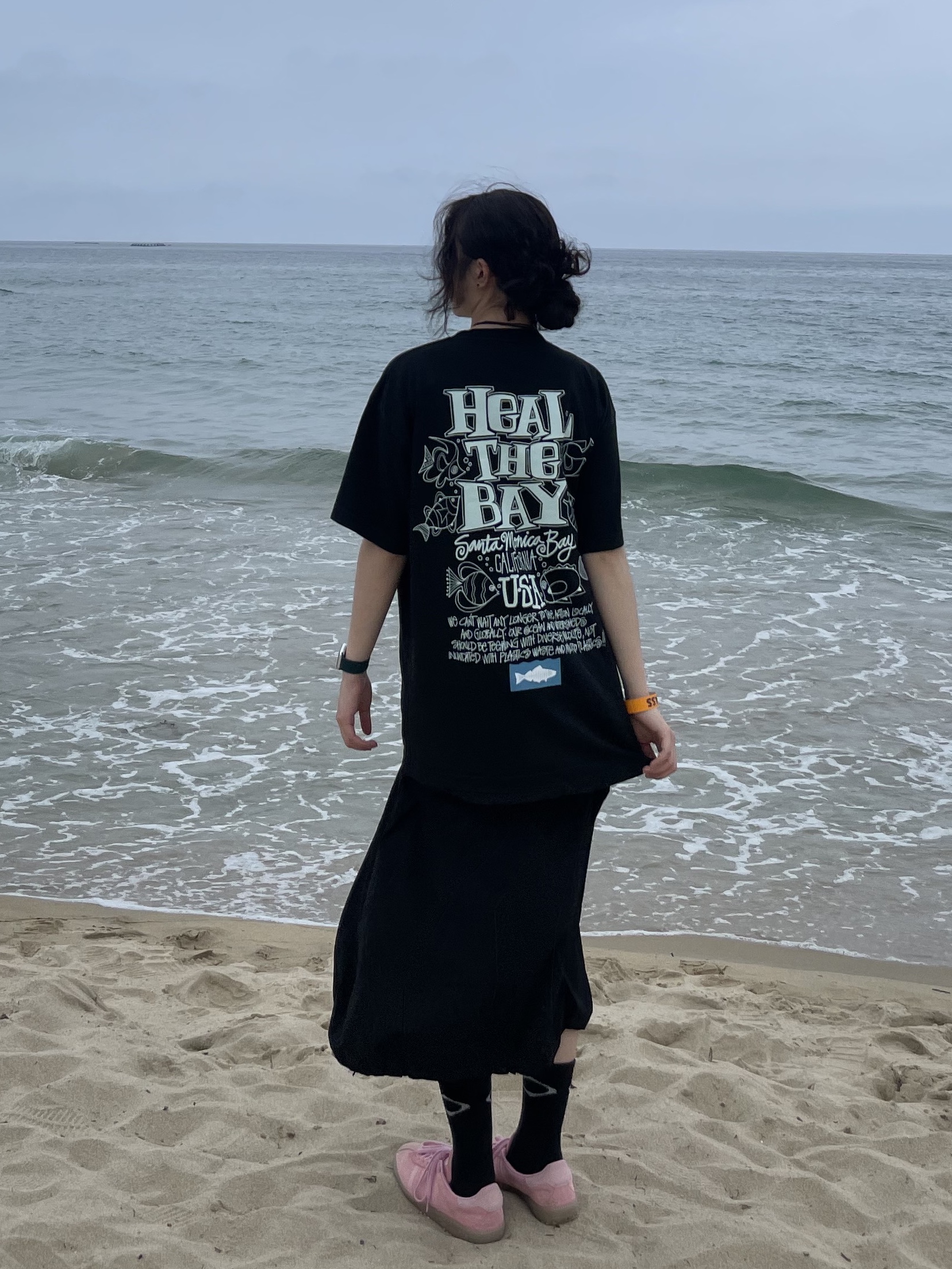 Stussy x Heal The Bay Ocean Pigment Dyed T-Shirt Black, Adidas Bermuda Glow Pink 착용 스타일 - 1