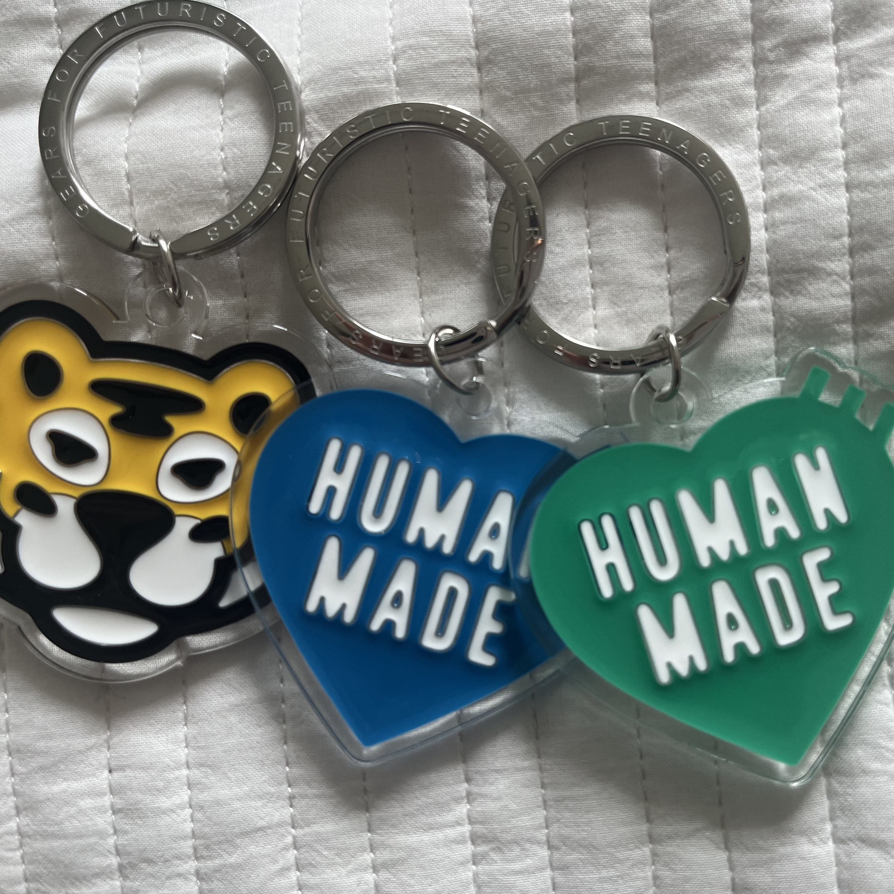 Human Made Acrylic Heart Keyring Pink, Human Made Acrylic Animal Keyring Yellow 착용 스타일 - 2