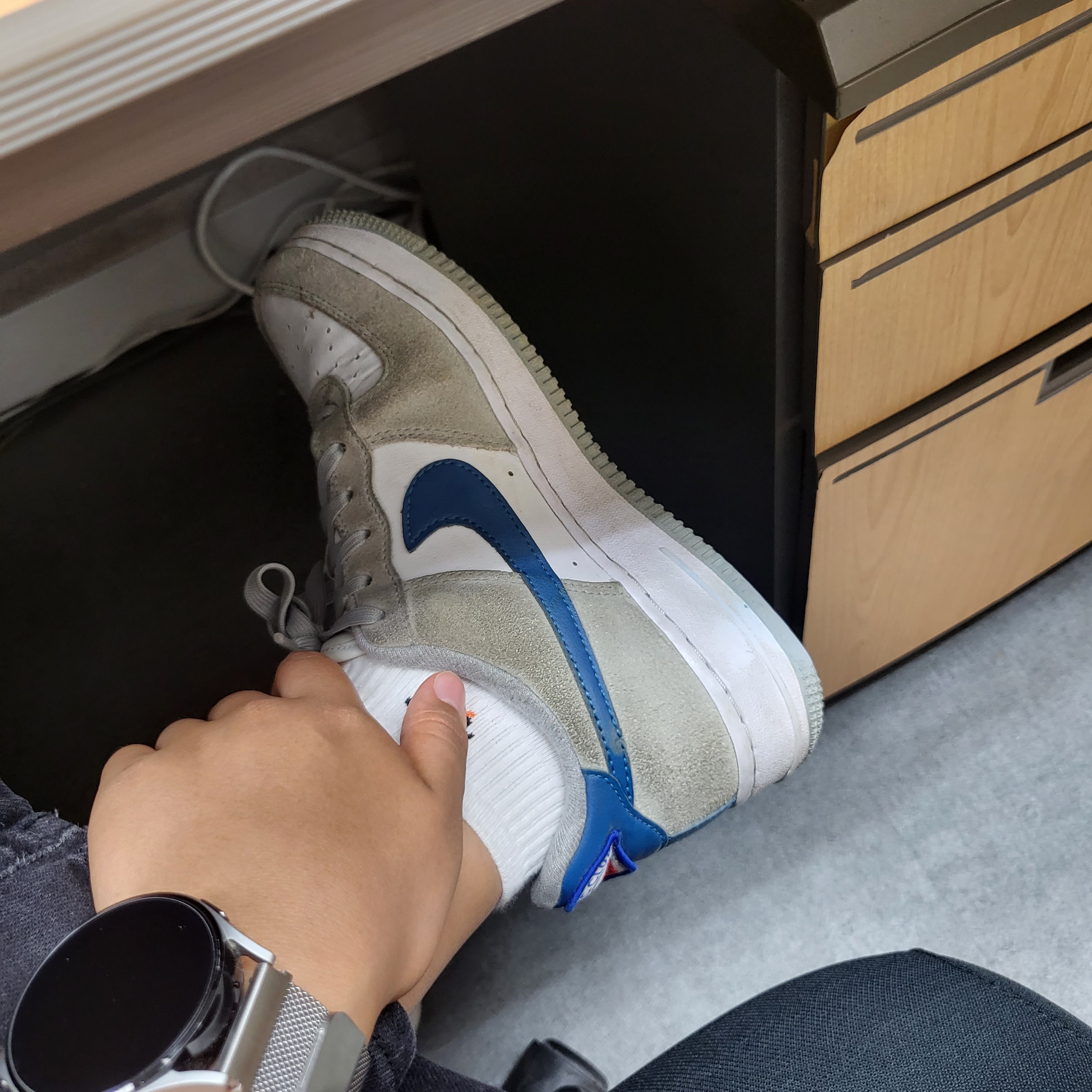 (GS) Nike Air Force 1 LV8 Athletic Club Light Smoke Grey Marina 착용 스타일